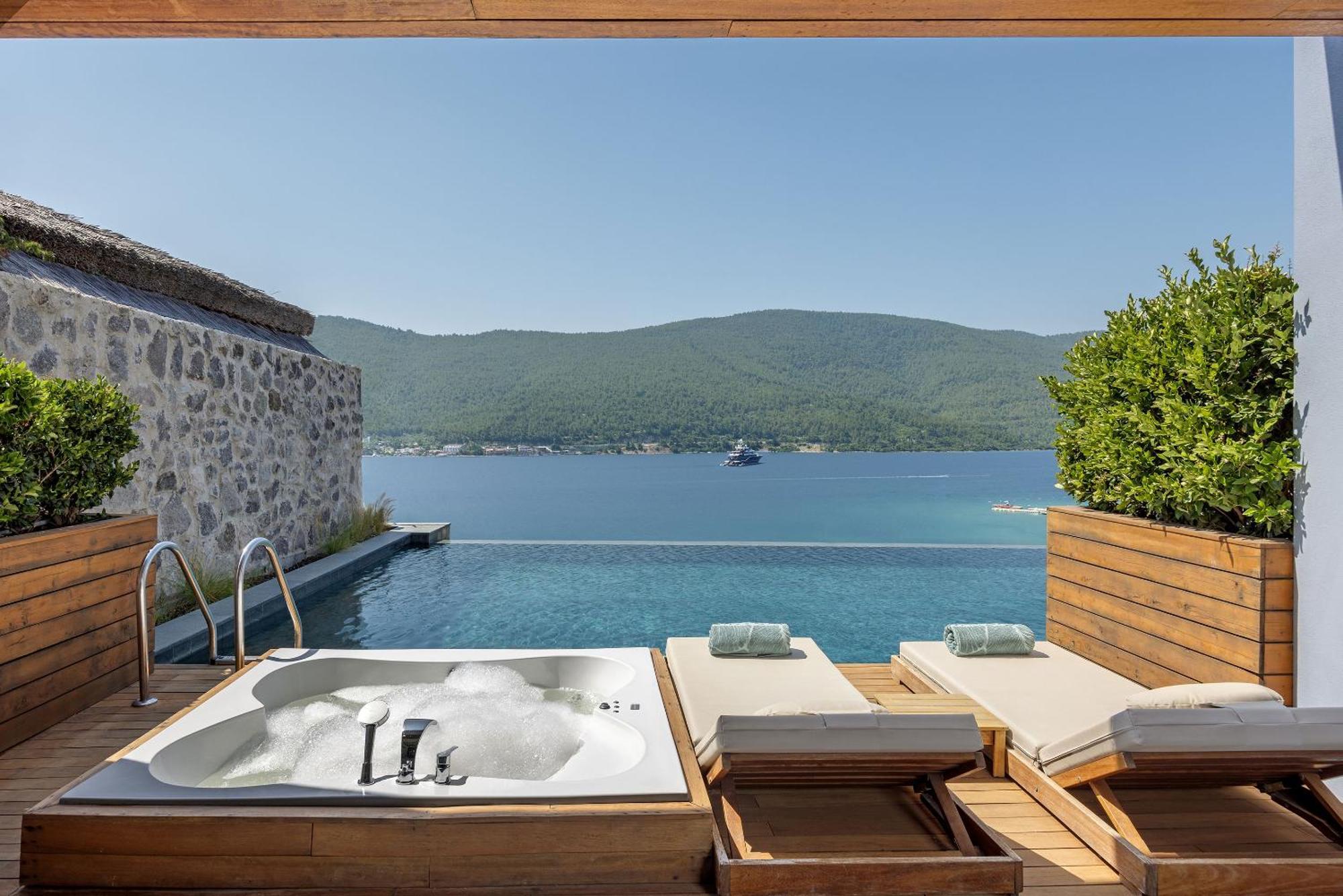 Exclusive Swim-Up Room