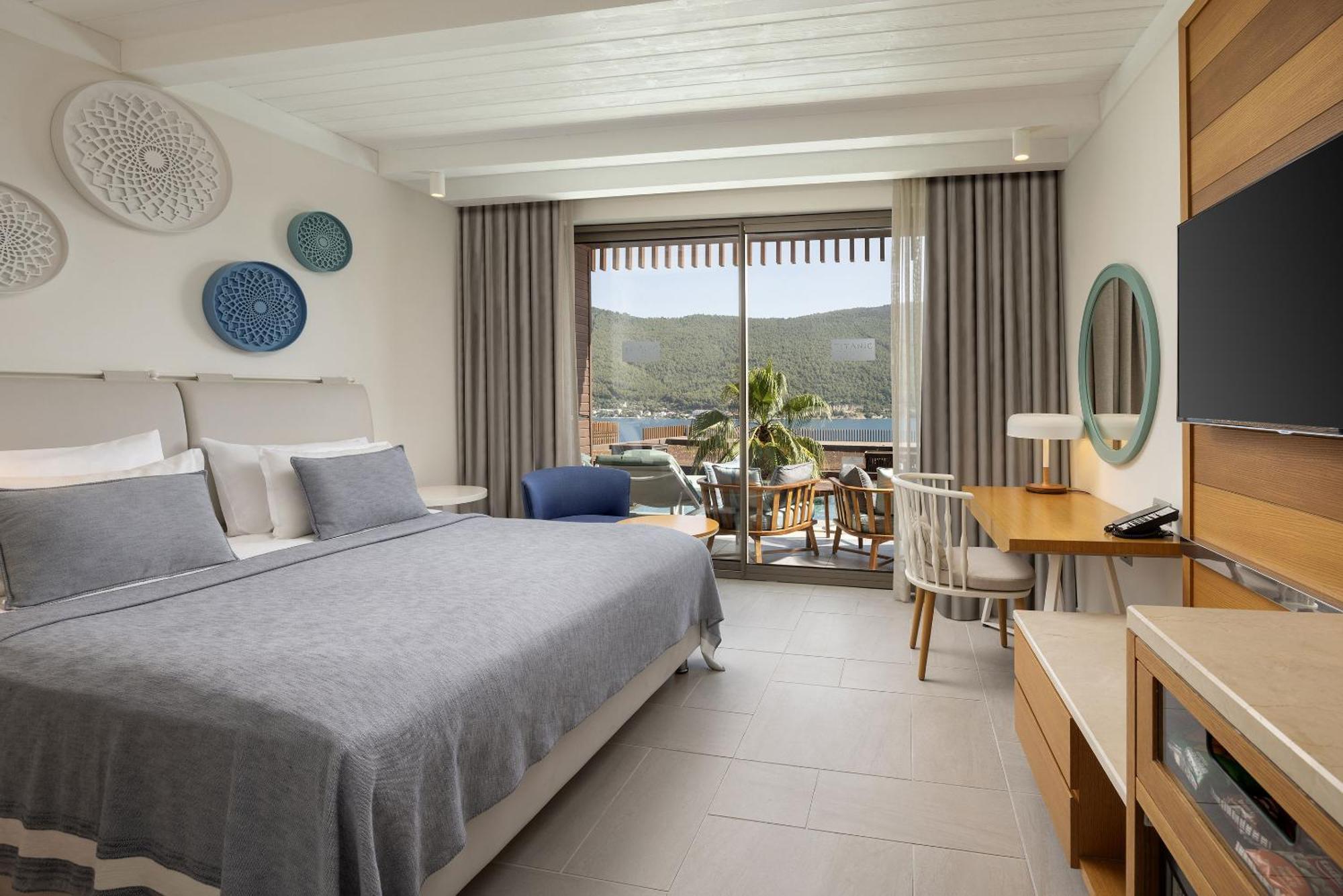 Swim-Up Family Room
