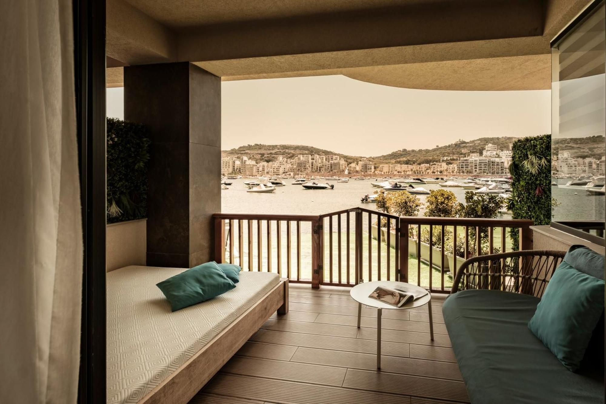 Deluxe Suite with Direct Beach Access
