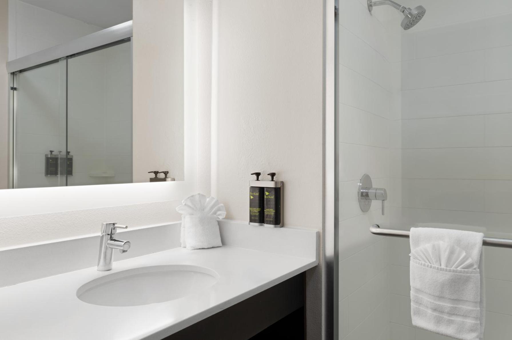 One Queen Bed Kitchenette Suite - Non Smoking
