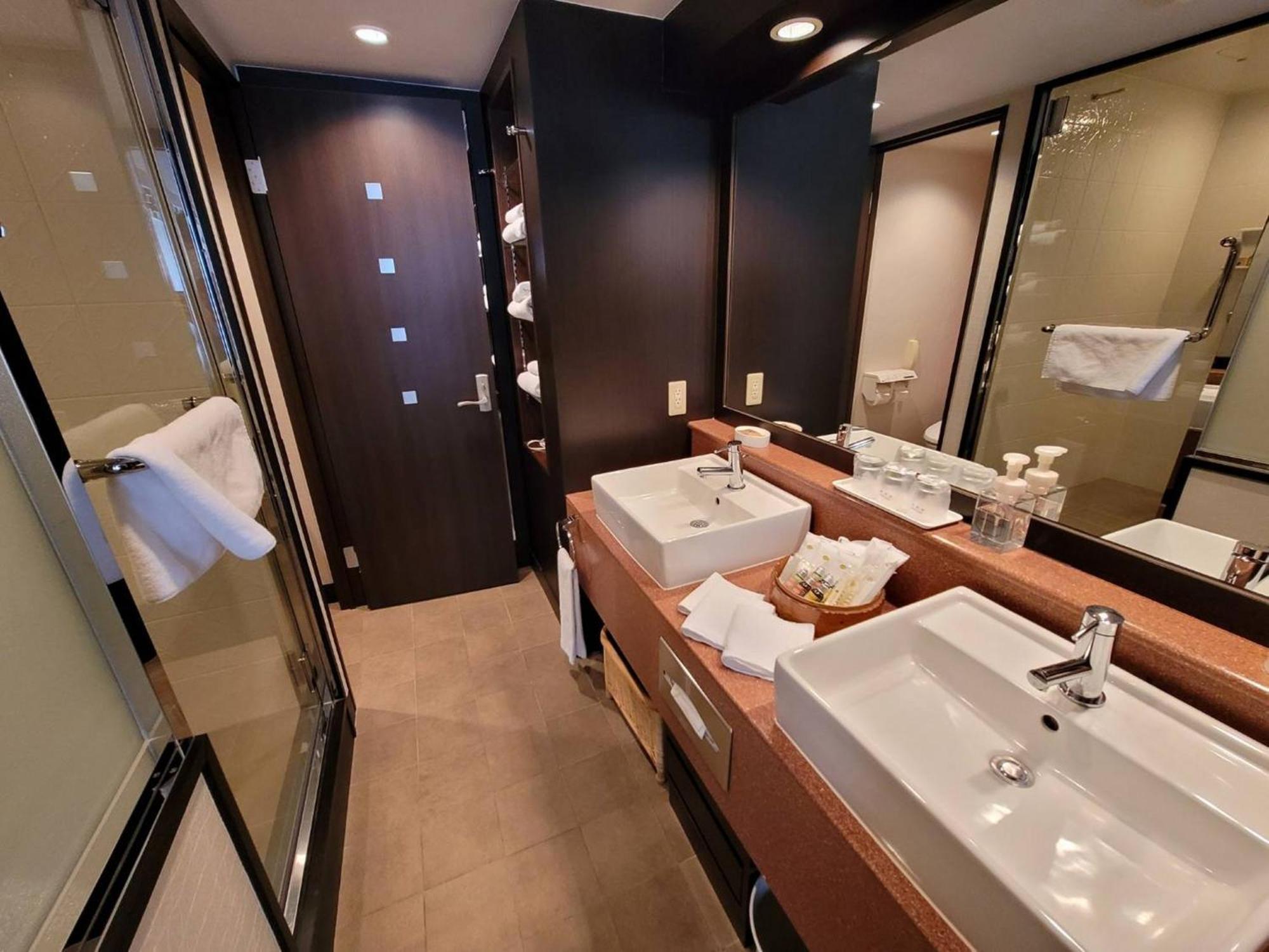 Dynasty Suite with Lounge Access