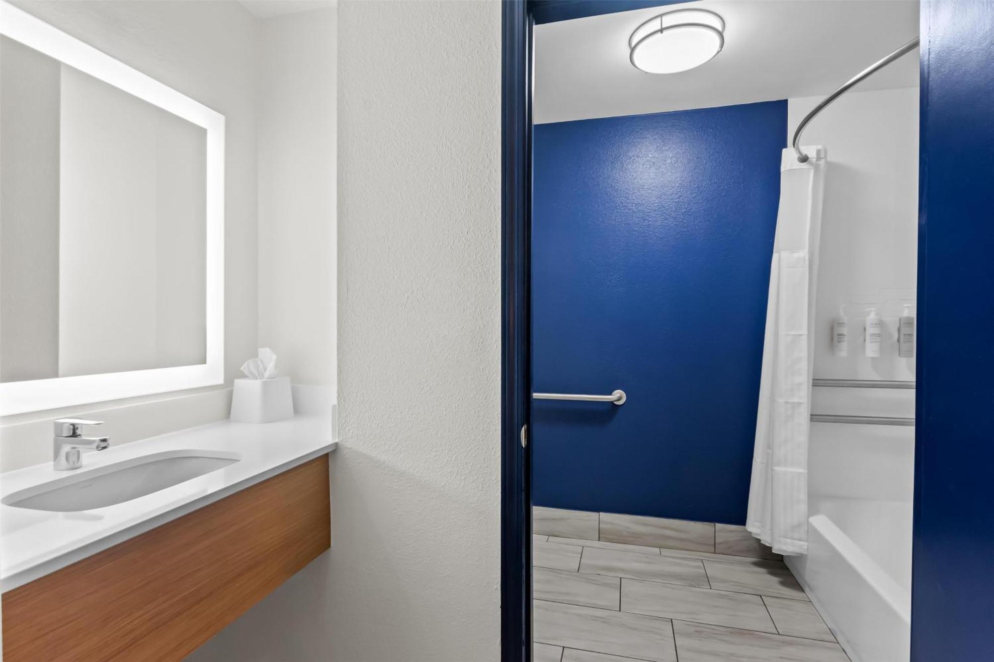 King Room with Mobility Accessible Tub