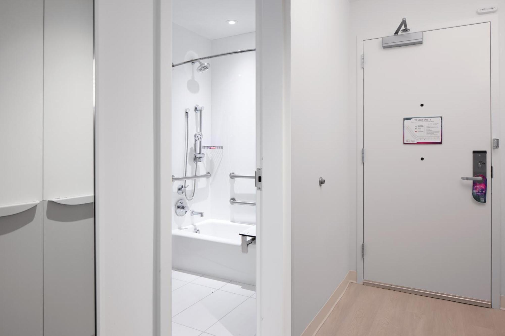 Mobility Accessible Pool View Standard Room, w/ADA tub (Includes Early Park Admission*)