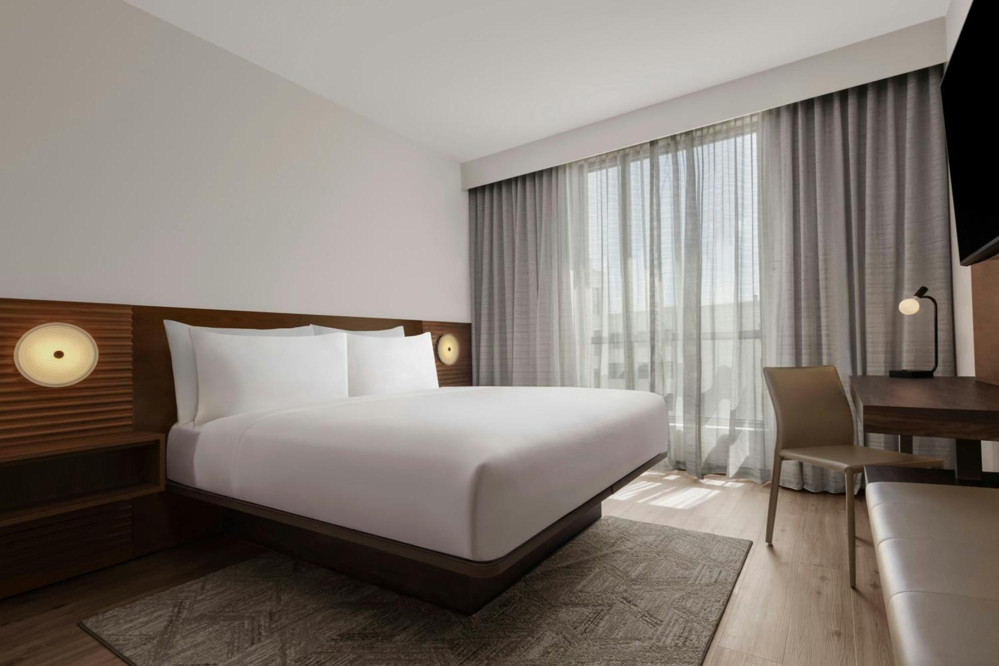 King Room with City View and Bathtub - Mobility Access