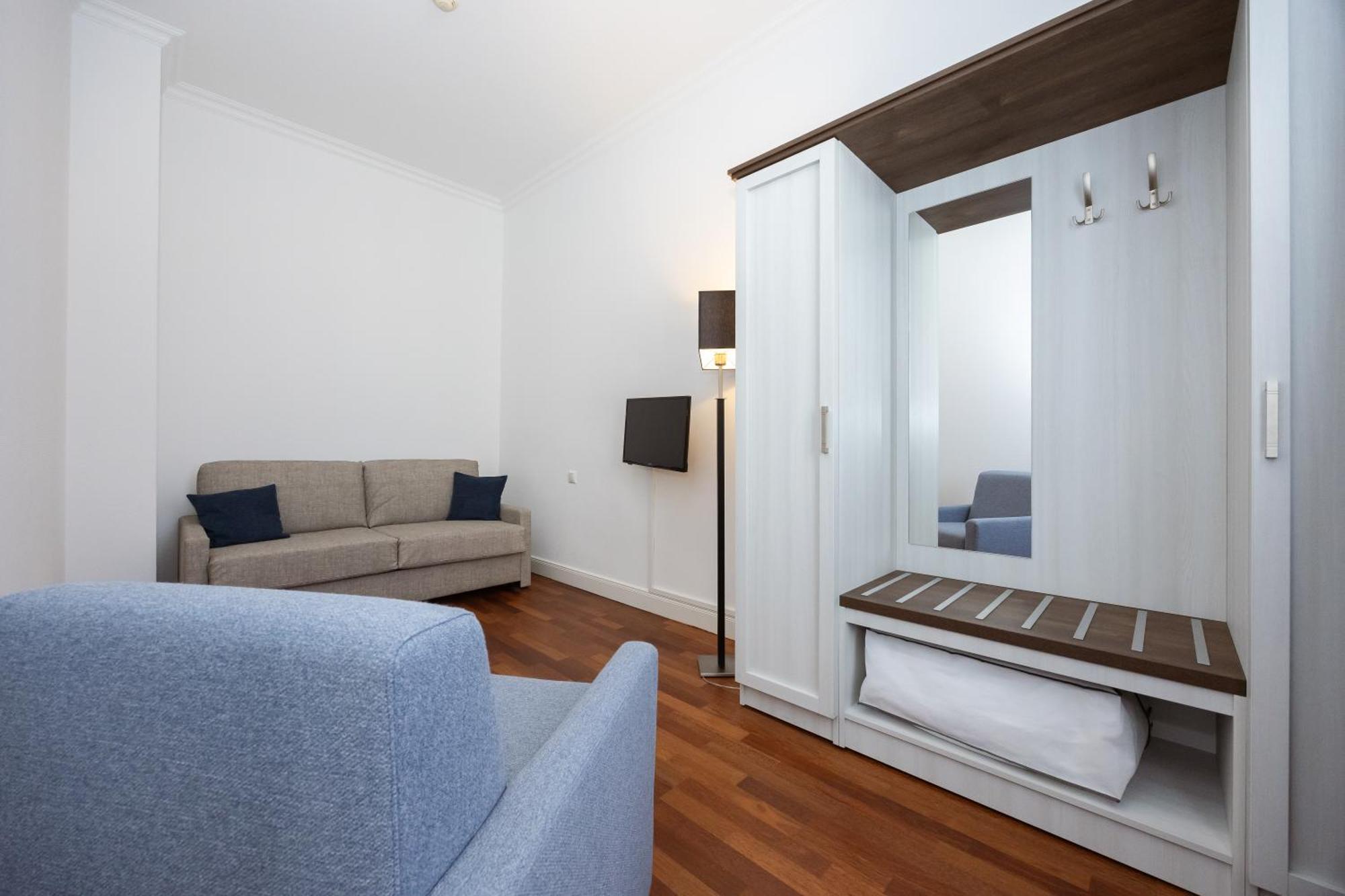 Family Room (2 Adults + 2 Children)