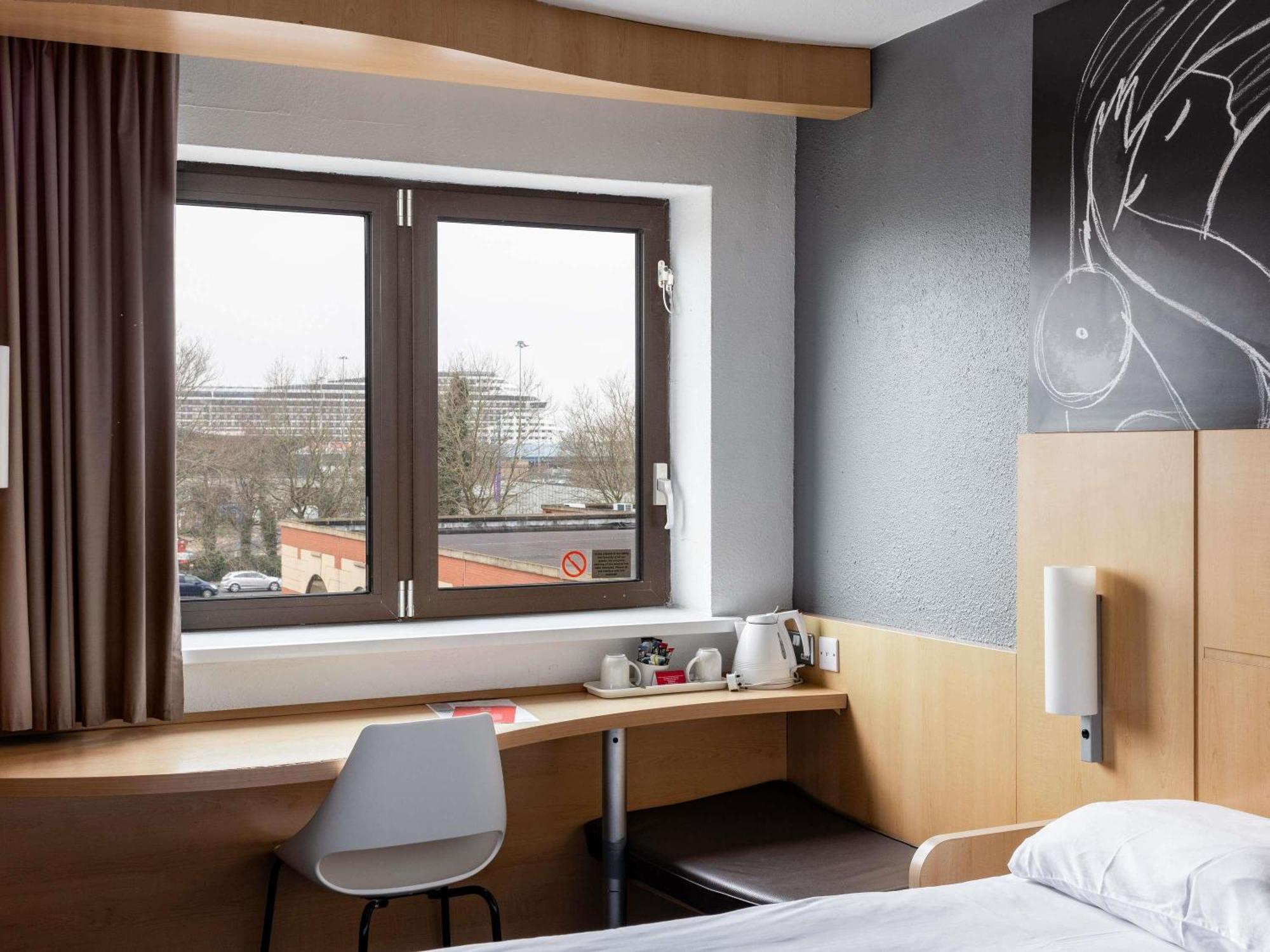 Standard Twin Room with Harbor View