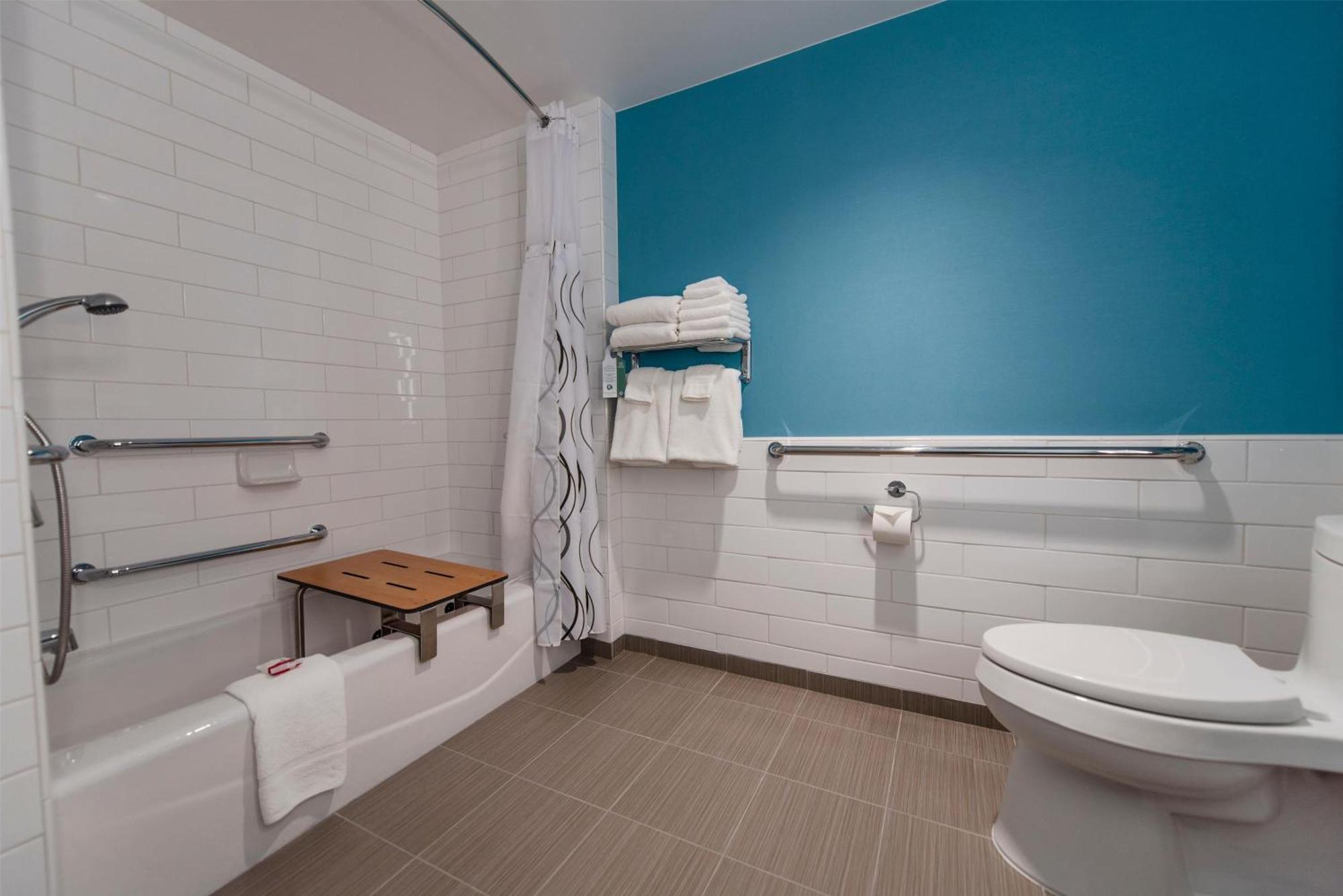 PNQ2 - 2 Queen Beds, Deluxe Mobility Accessible Room, Pool View, Non-Smoking