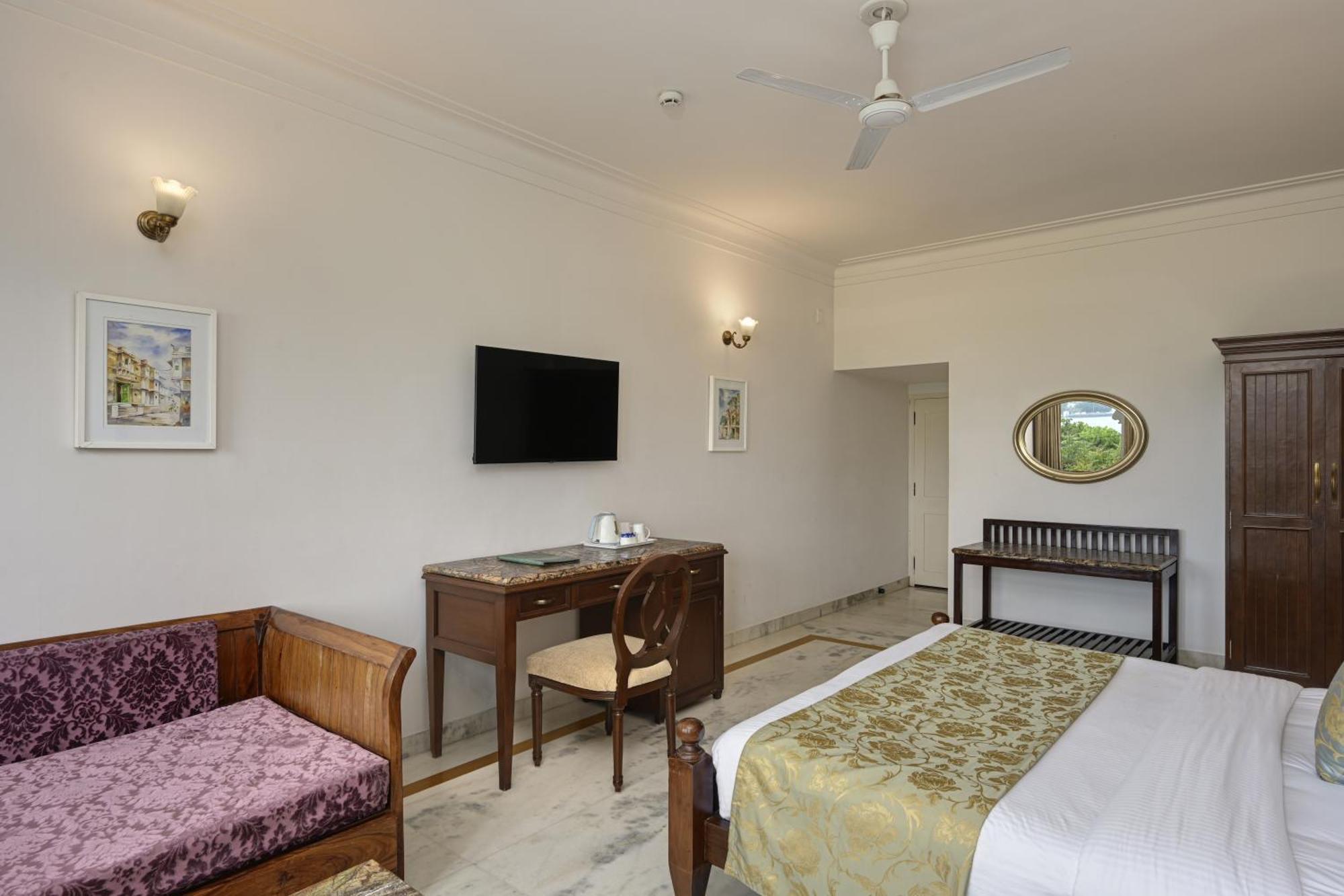 Double Room with Lake View: Early Checkin by 3hrs till July'26