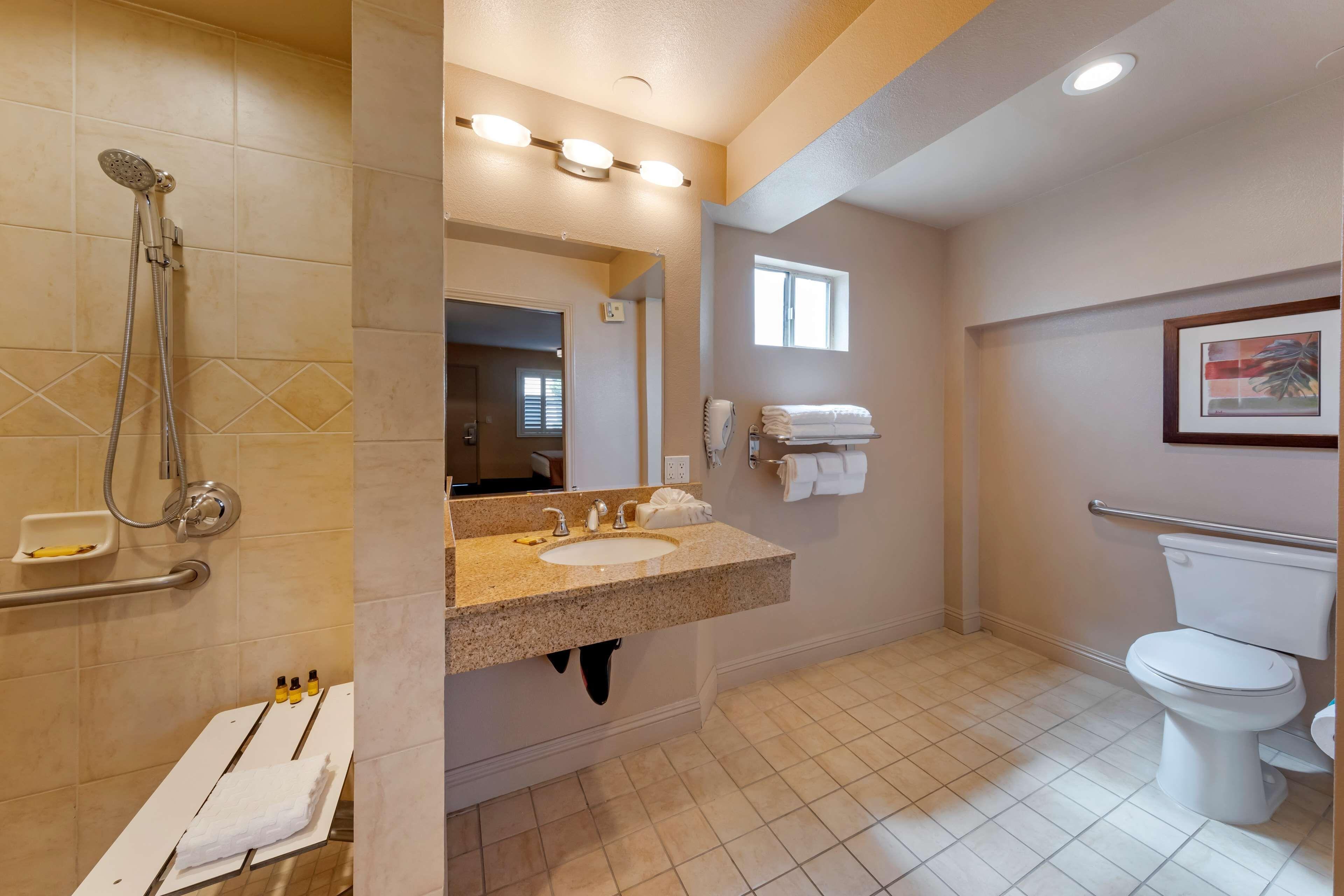 2 Doubles - Roll-In Shower - Disability Access/Non-Smoking
