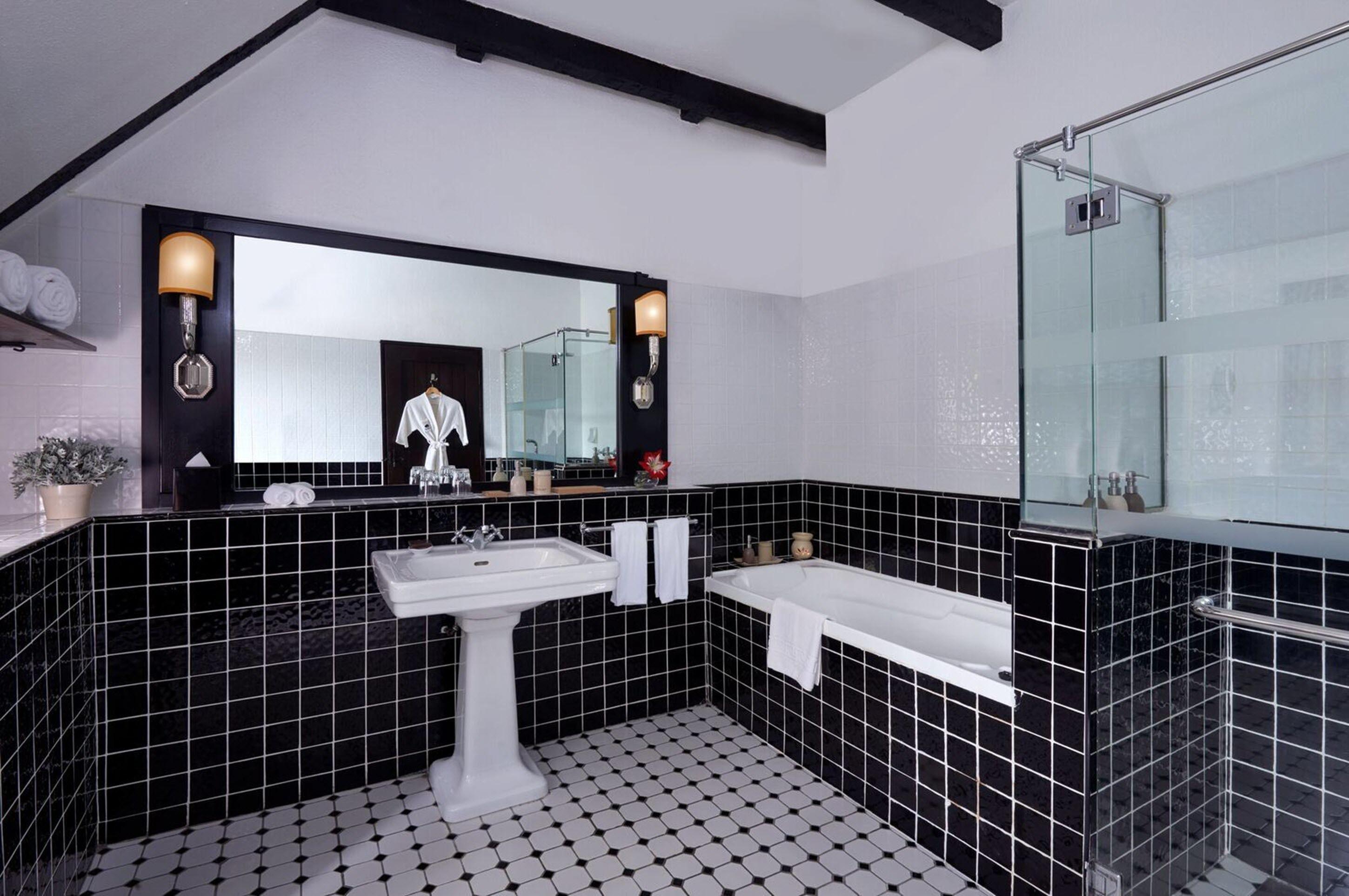 Deluxe Double Room (2 Adults + 1 Child)