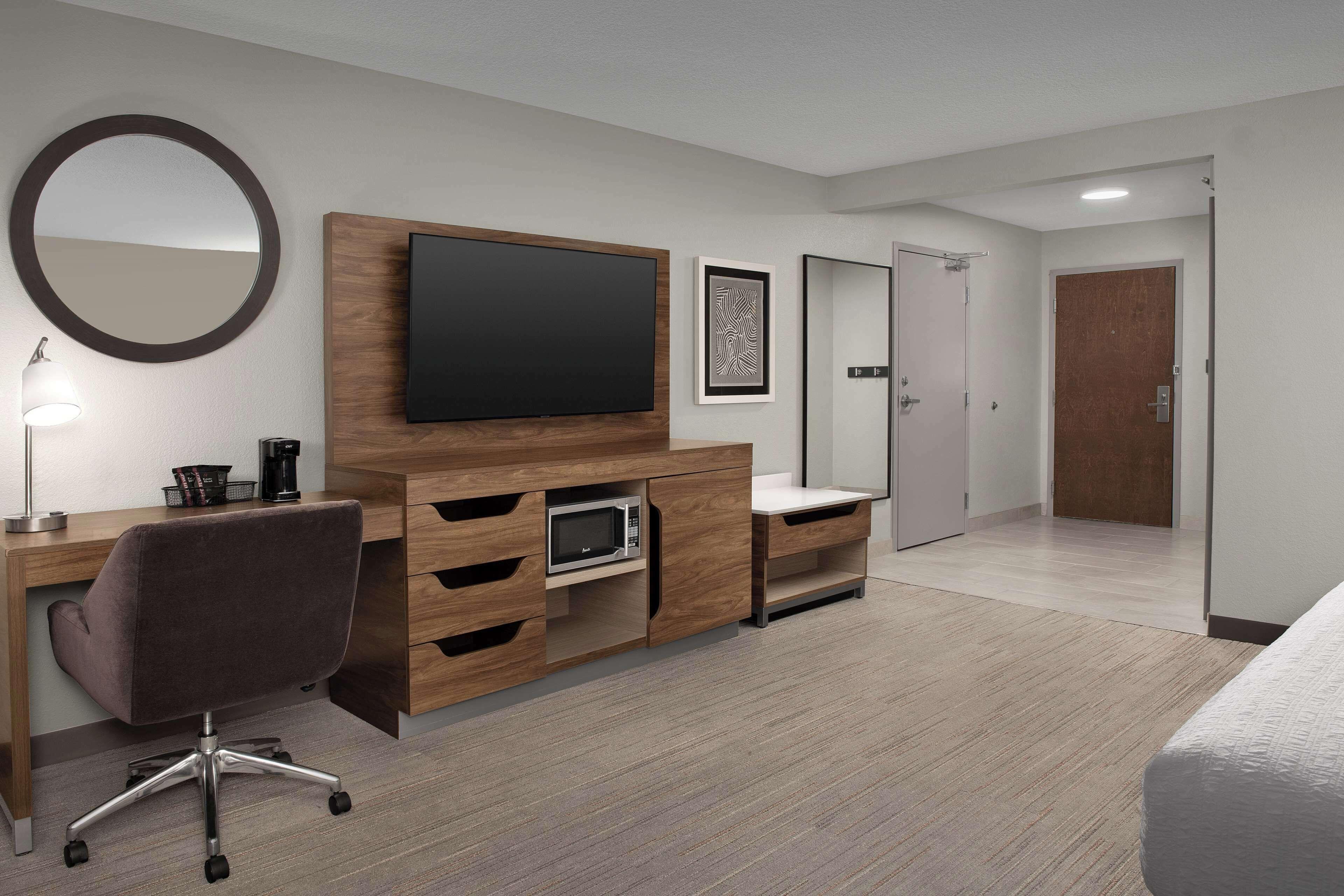 King Room Accessible Tub Mobility Hearing Access or Non-Smoking