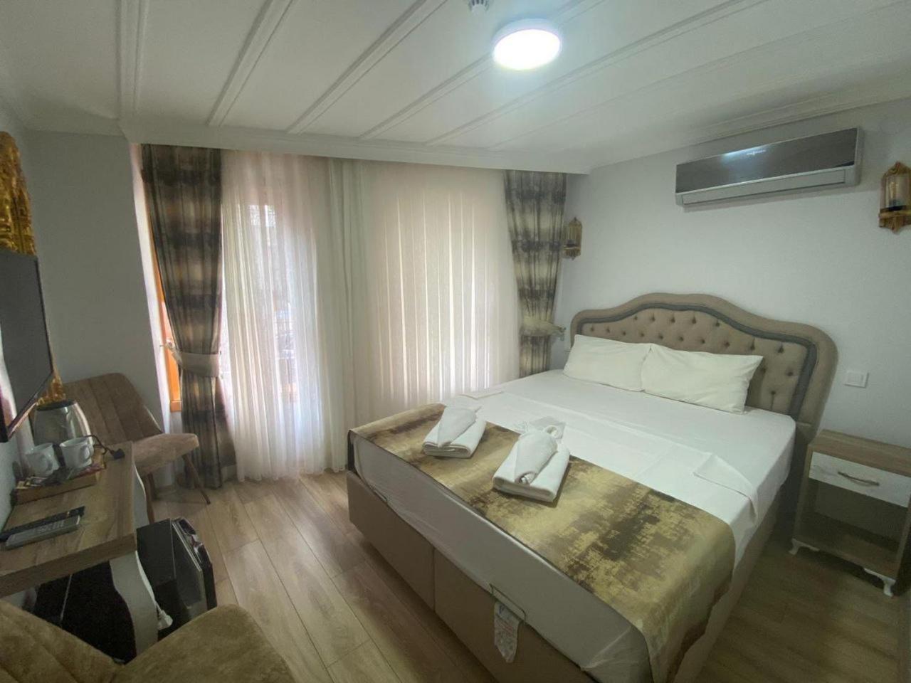 Deluxe Room (2 Adults + 1 Child)