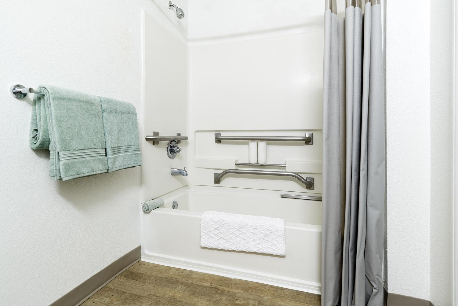 Upgraded - 1 Full Bed Accessible Studio w/ Kitchen