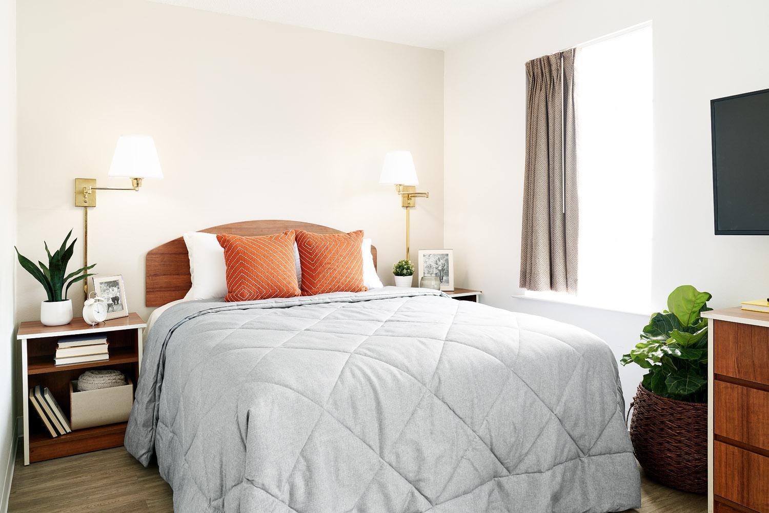 Traditional - 1 Queen Bed Studio w/ Kitchen