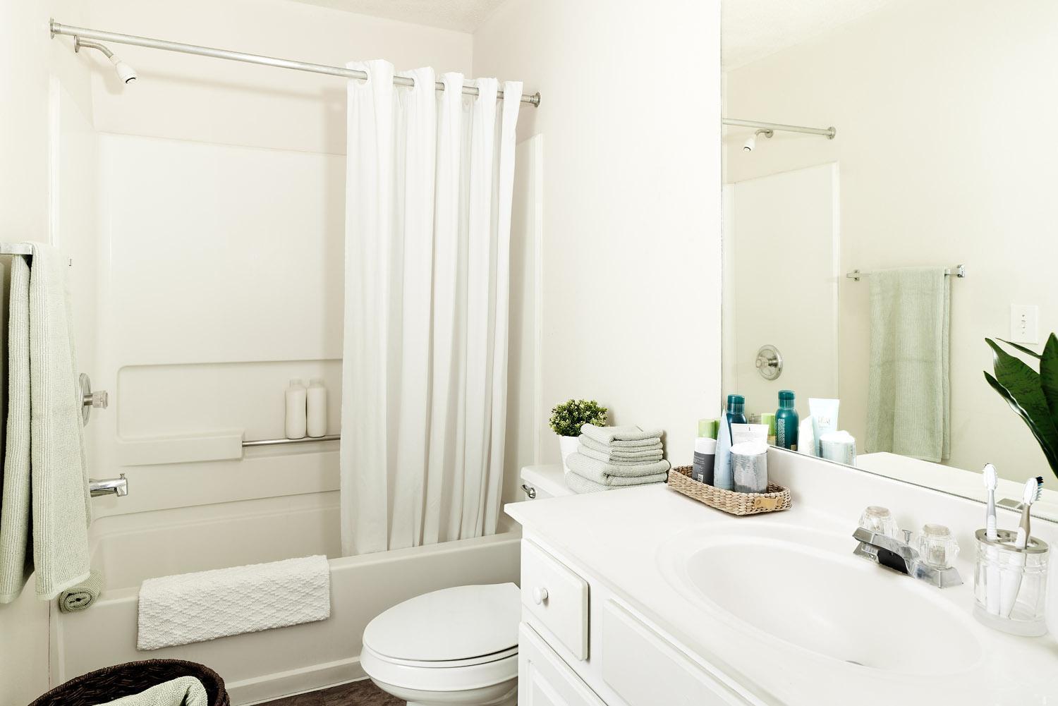 Traditional - 2 Full Bed Accessible Studio w/ Roll In Shower