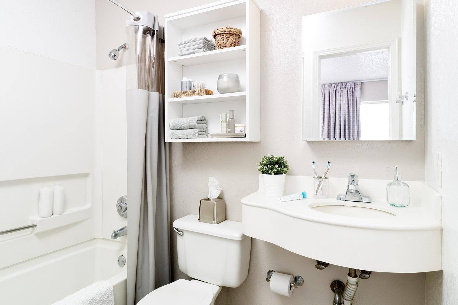 Upgraded - 1 Full Bed Accessible Studio w/ Kitchen