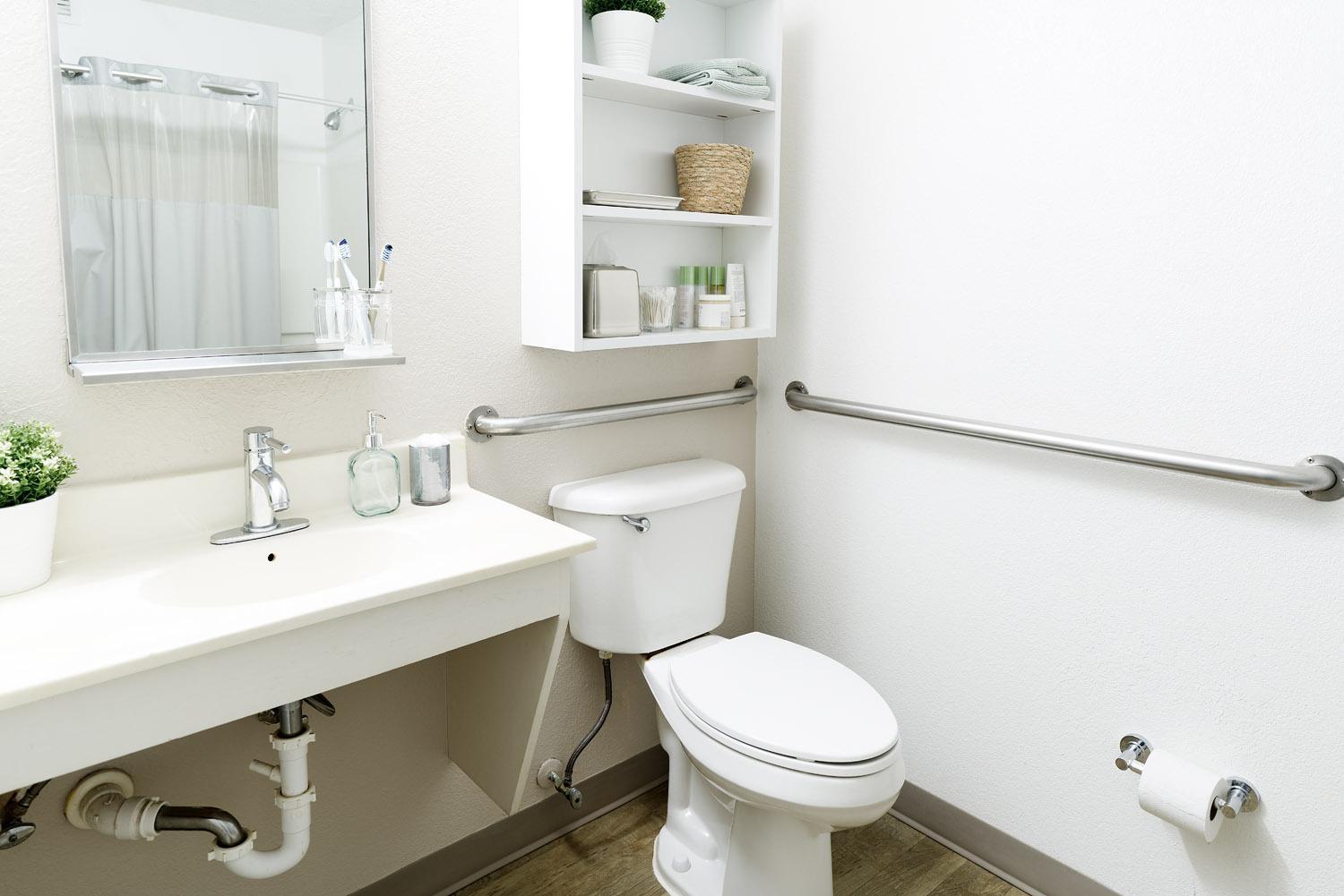 Premium Fully Renovated - 1 Queen Bed Accessible w/ Kitchen