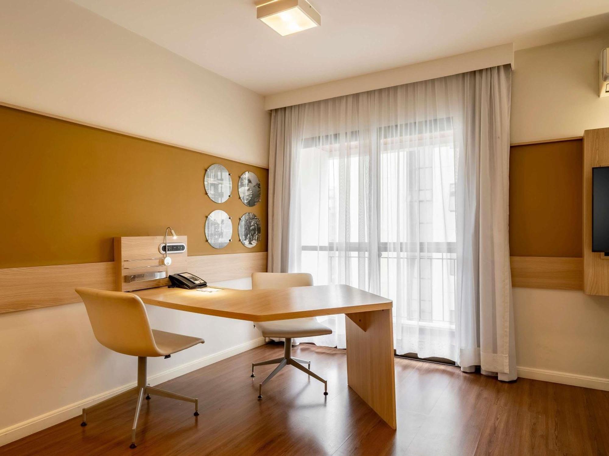 One-Bedroom Apartment with One Queen Bed and One Single Bed