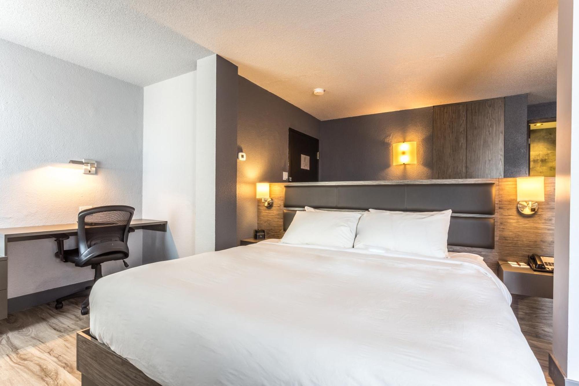 King Suite with Whirlpool - Non-smoking