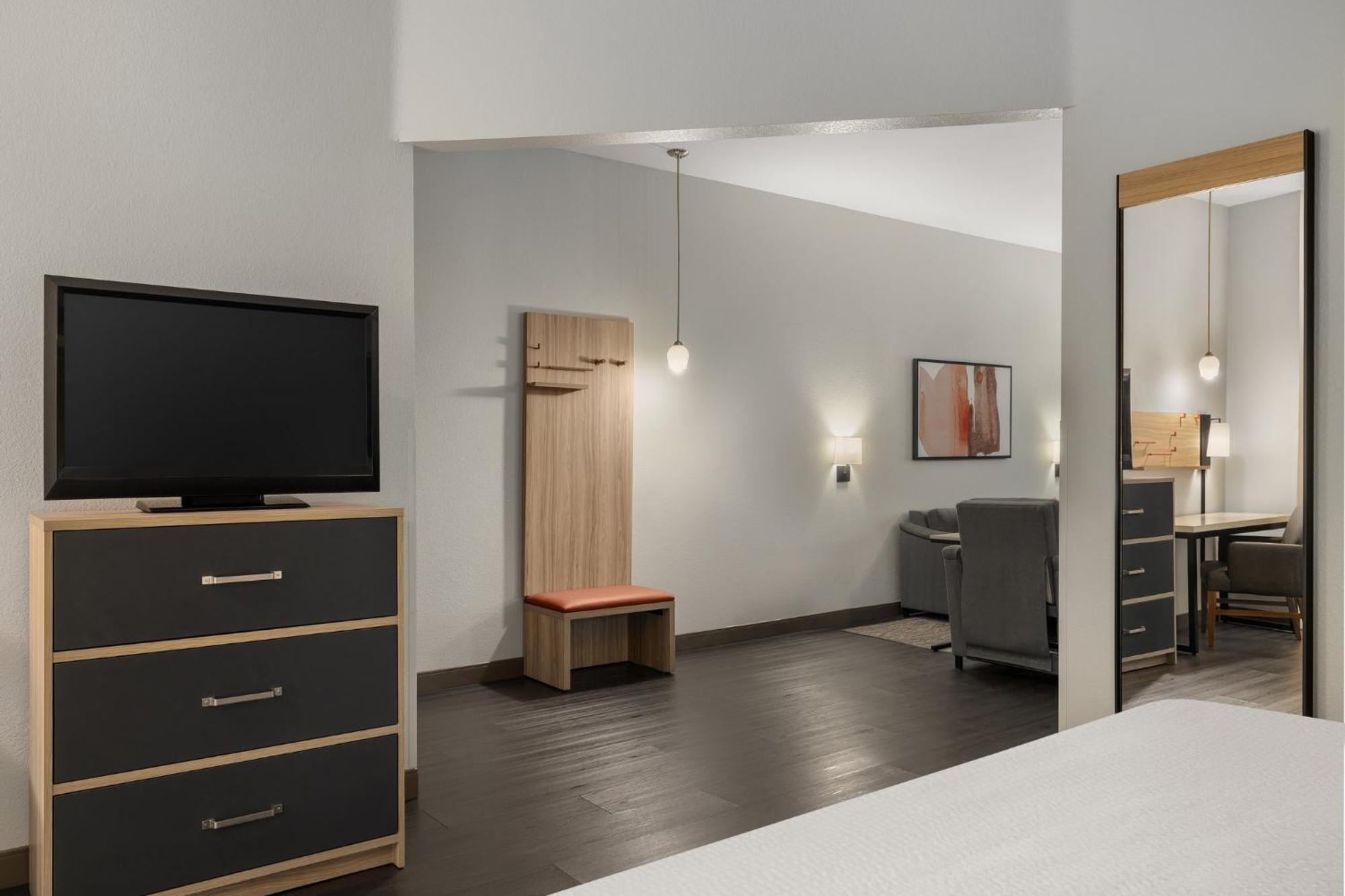 One-Bedroom Queen Suite