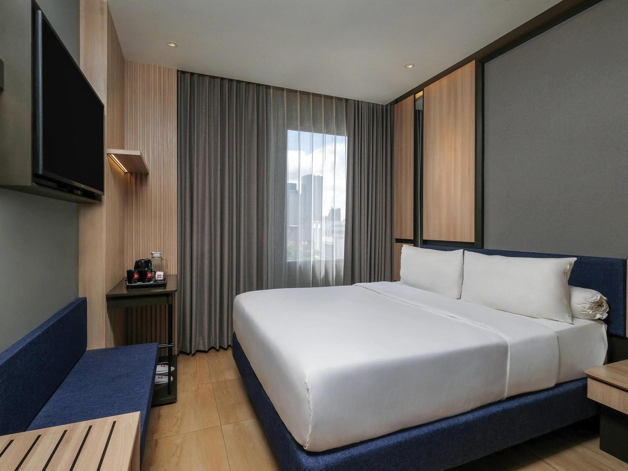 Classic Queen Room - City Side