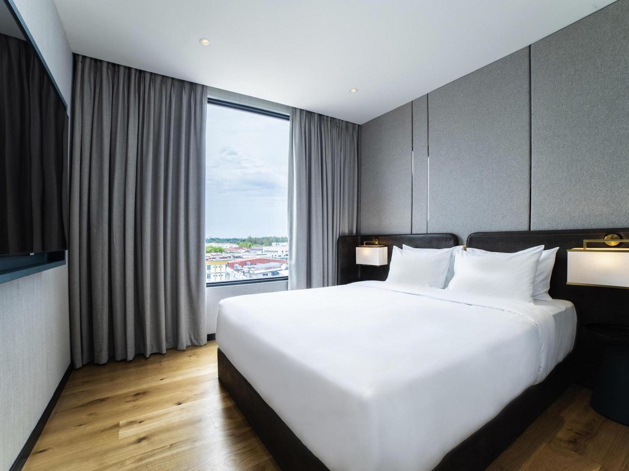 Deluxe Junior Suite with One King Bed