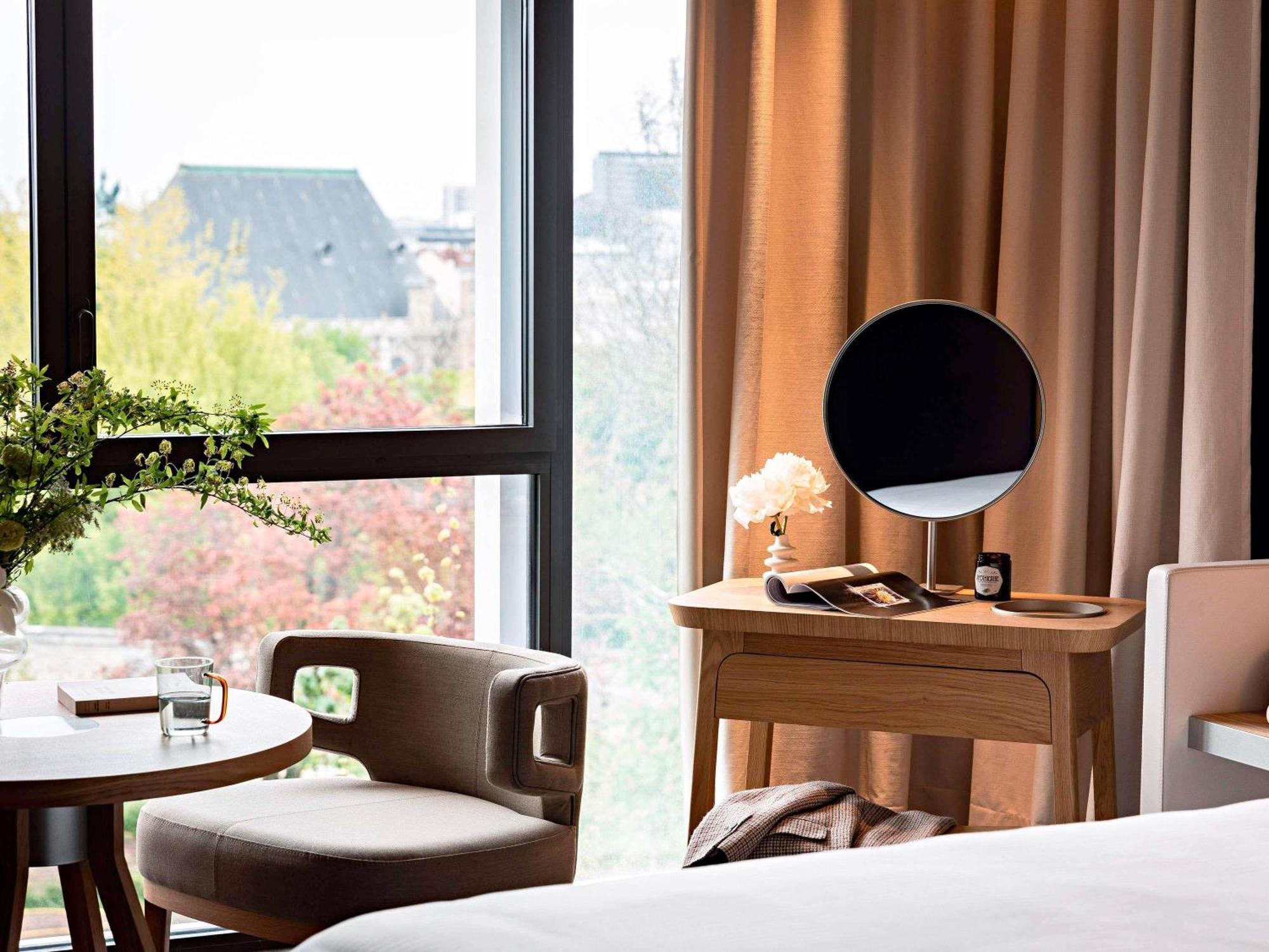 Deluxe King Room - Balcony with Eiffel Tower View