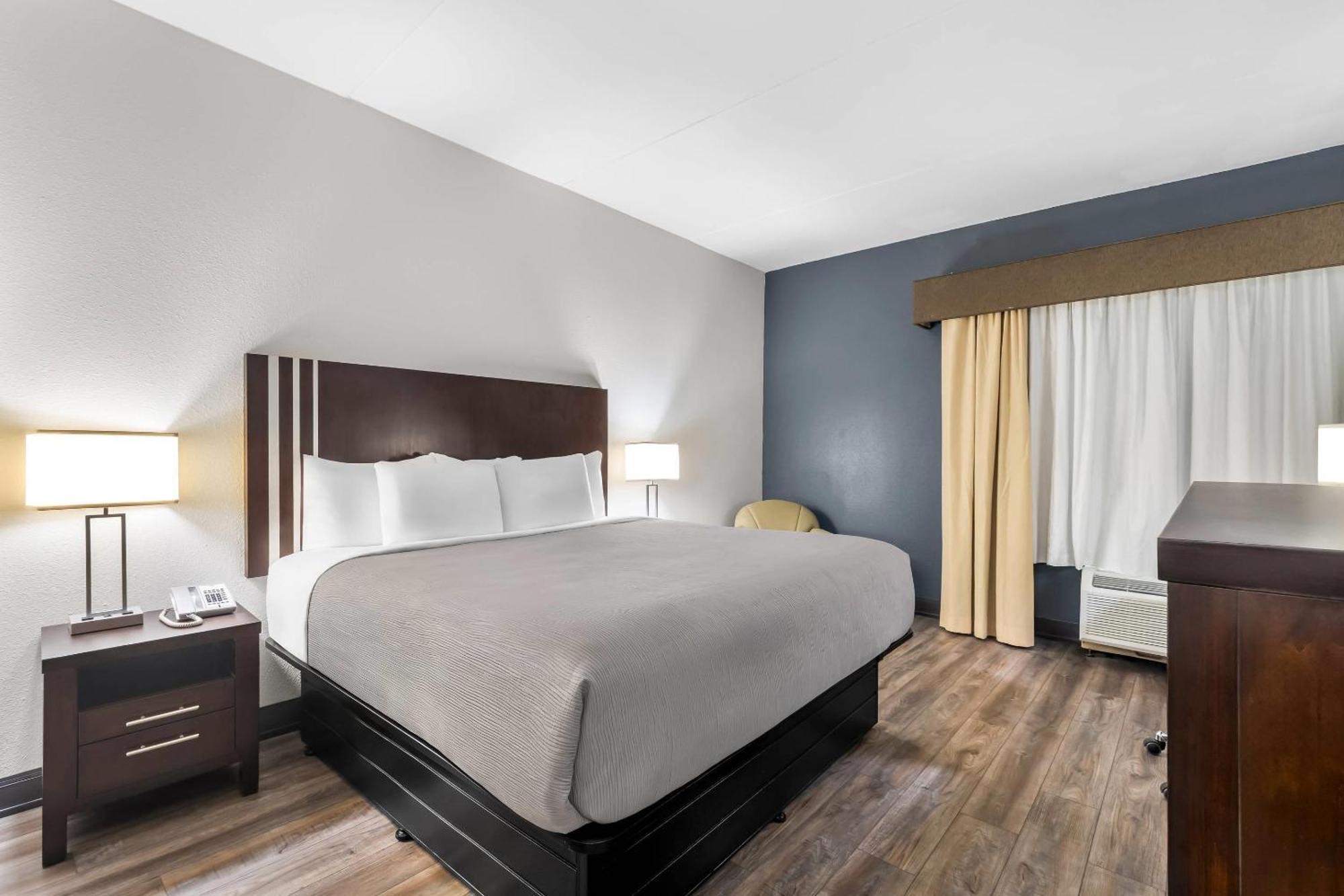 King Room with Tub - Disability Access/Non Smoking/Interior Hall