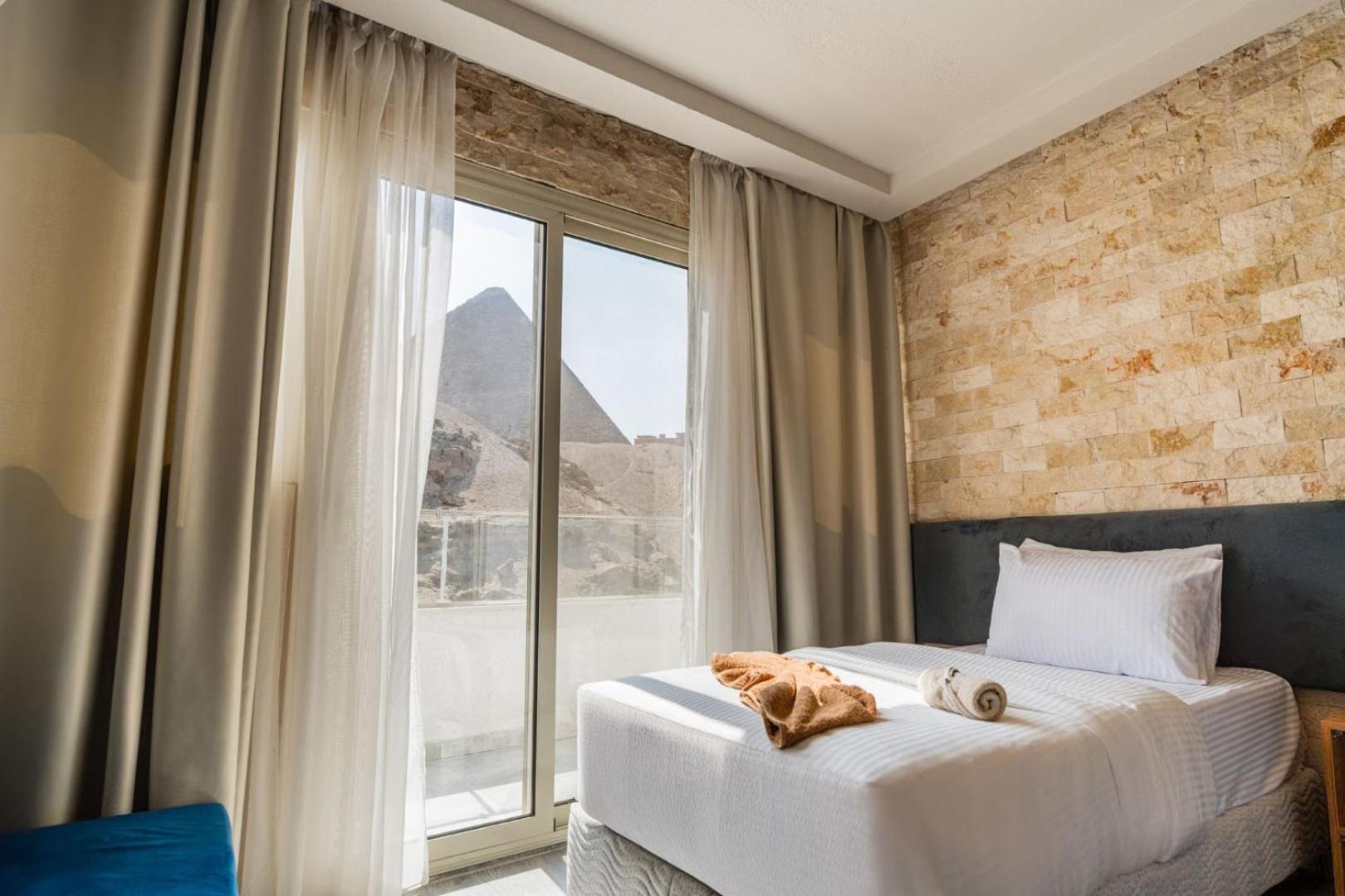 Family Room with Balcony - Pyramids View