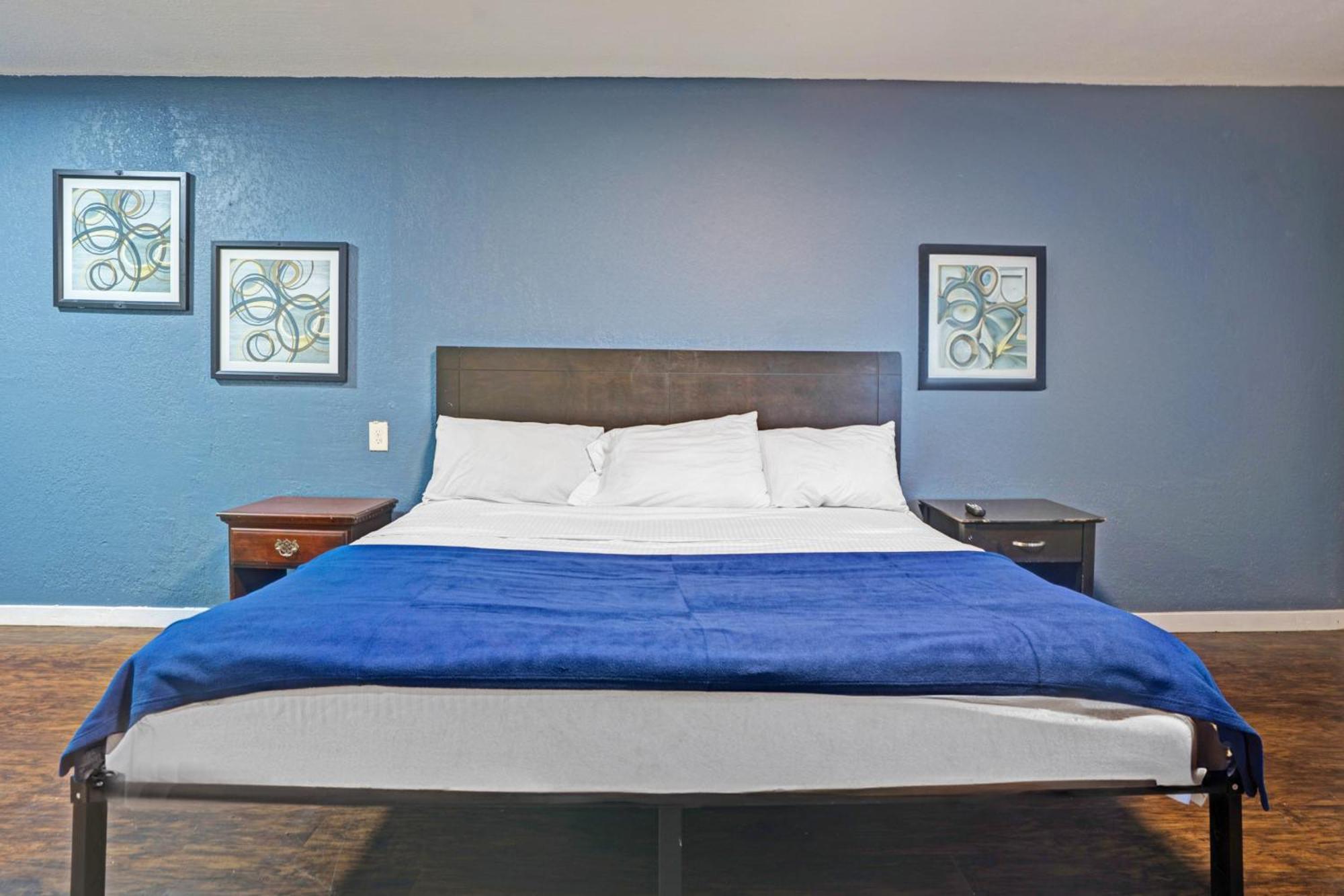 King Bed with Kitchenette Non-Smoking