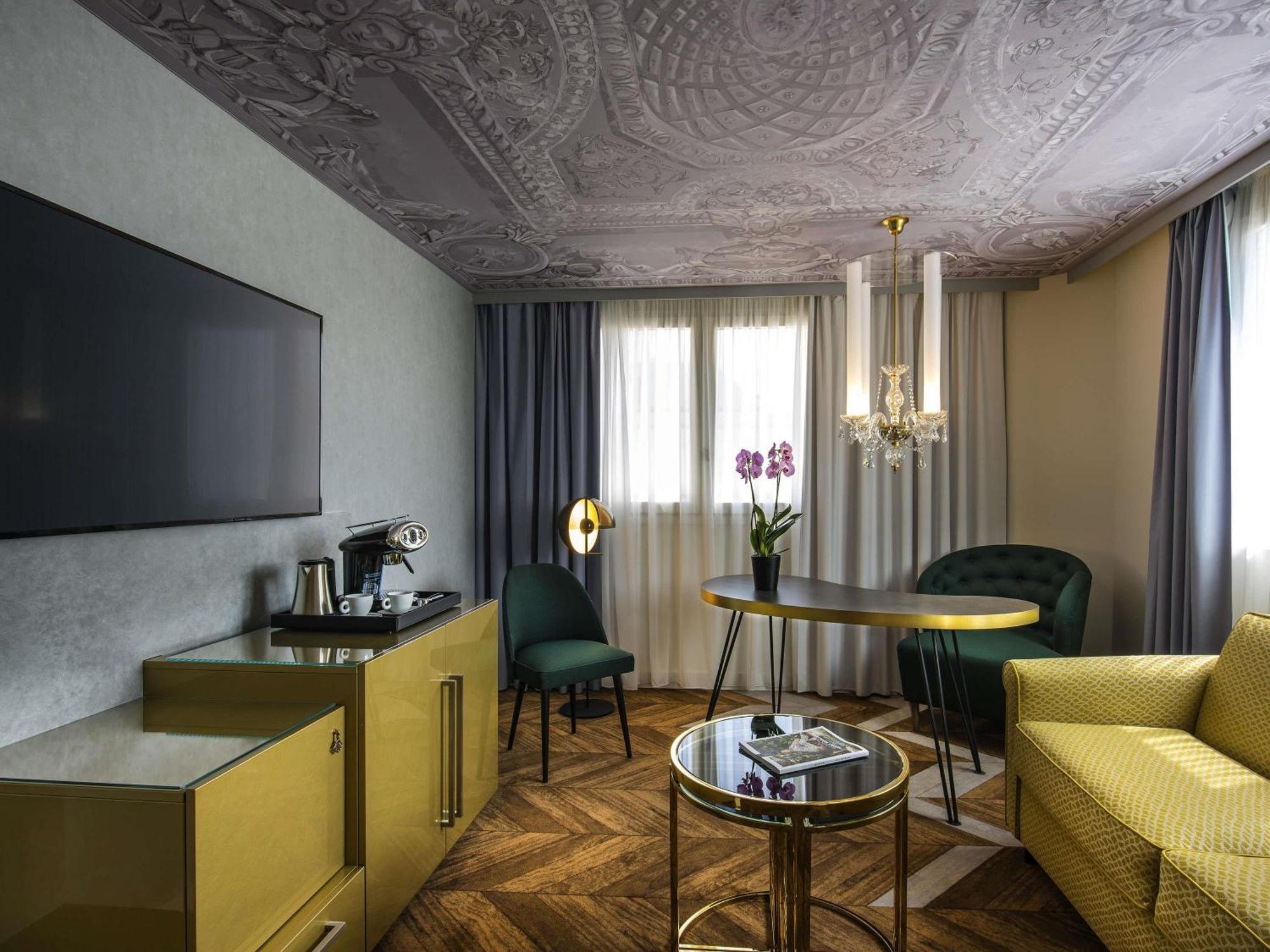 King Suite with Double Sofa Bed
