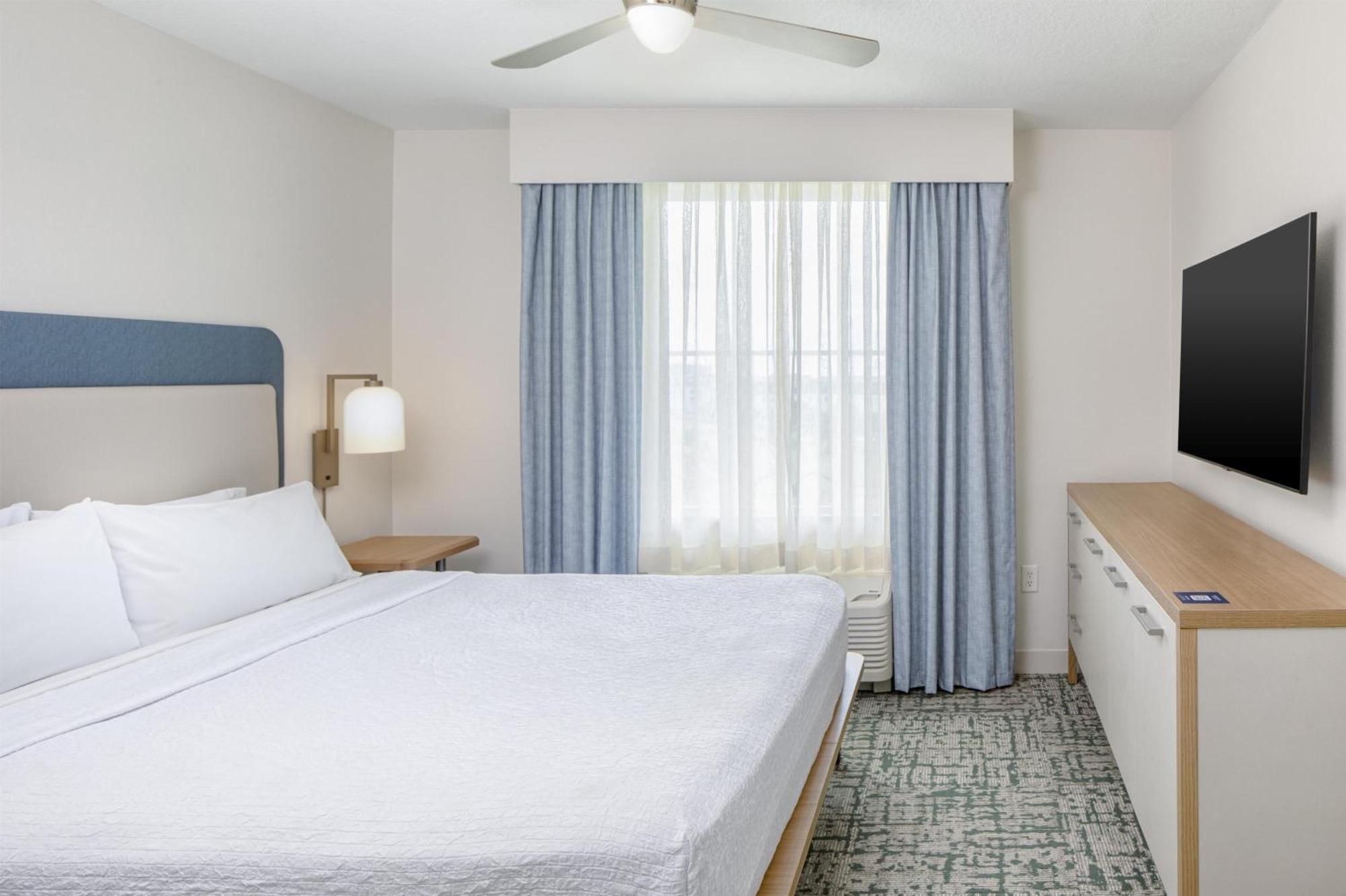 One-Bedroom King Suite - Non-Smoking