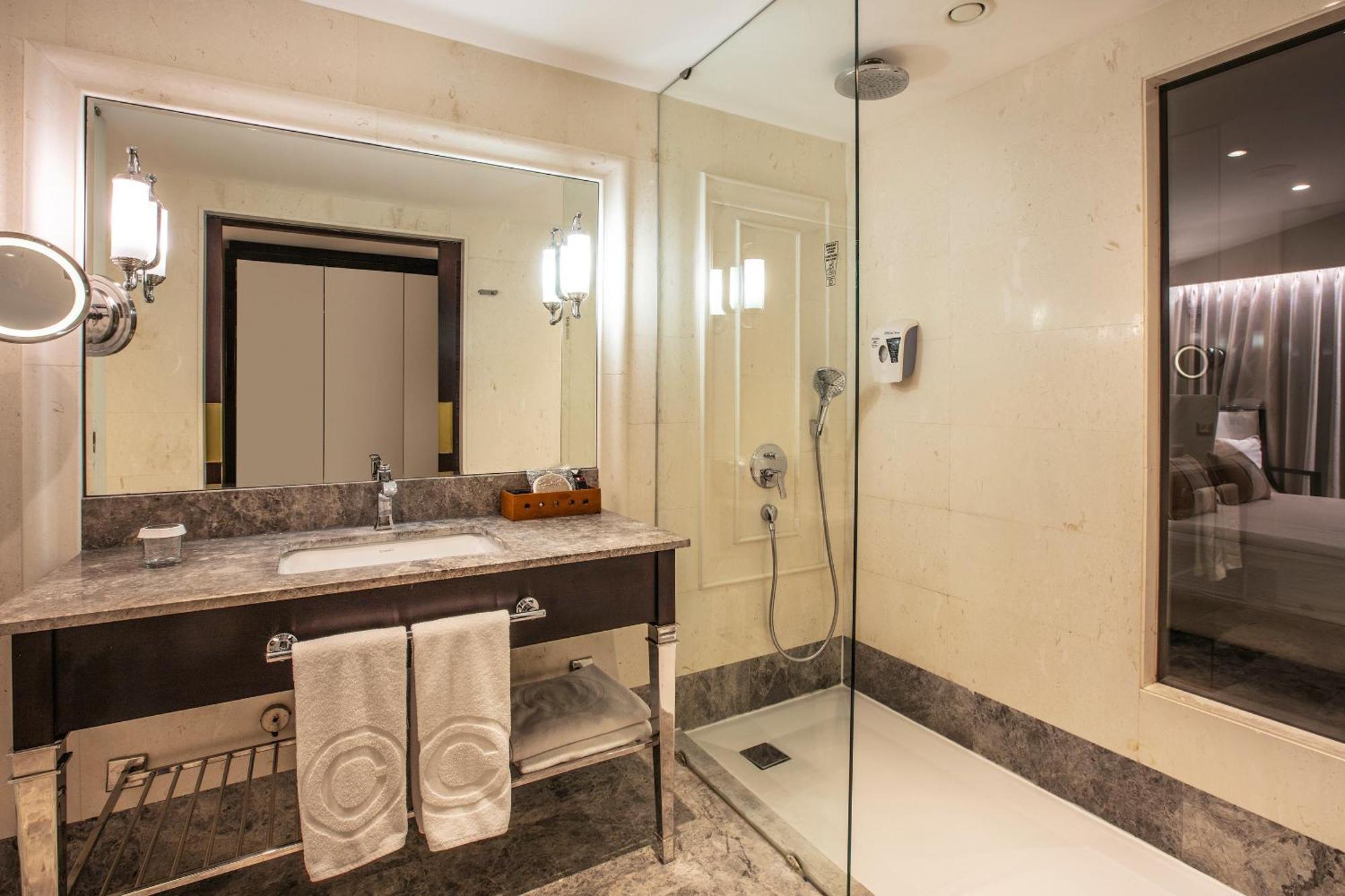 Double or Twin Room with Partial Sea View
