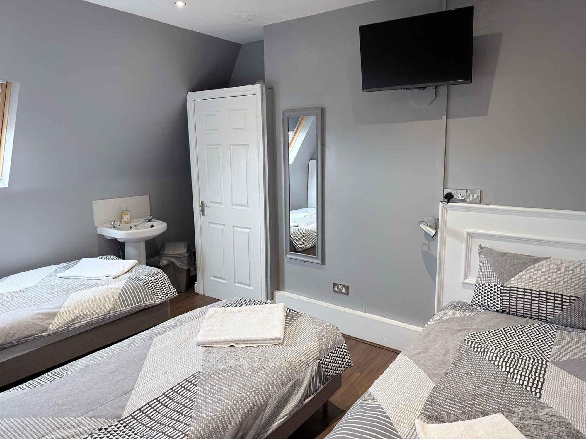 Basic Triple Room with Shared Bathroom