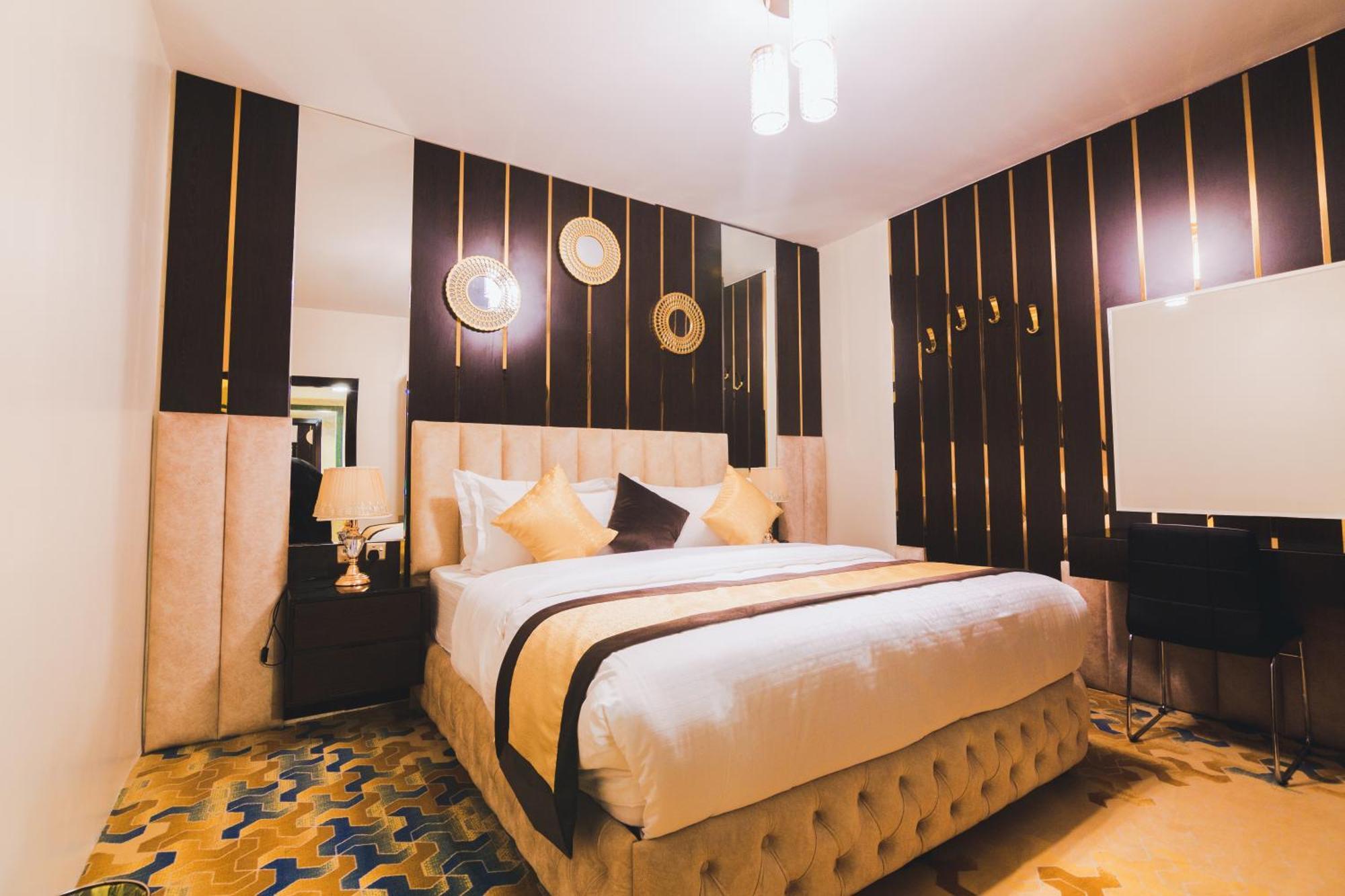 Deluxe Queen Suite