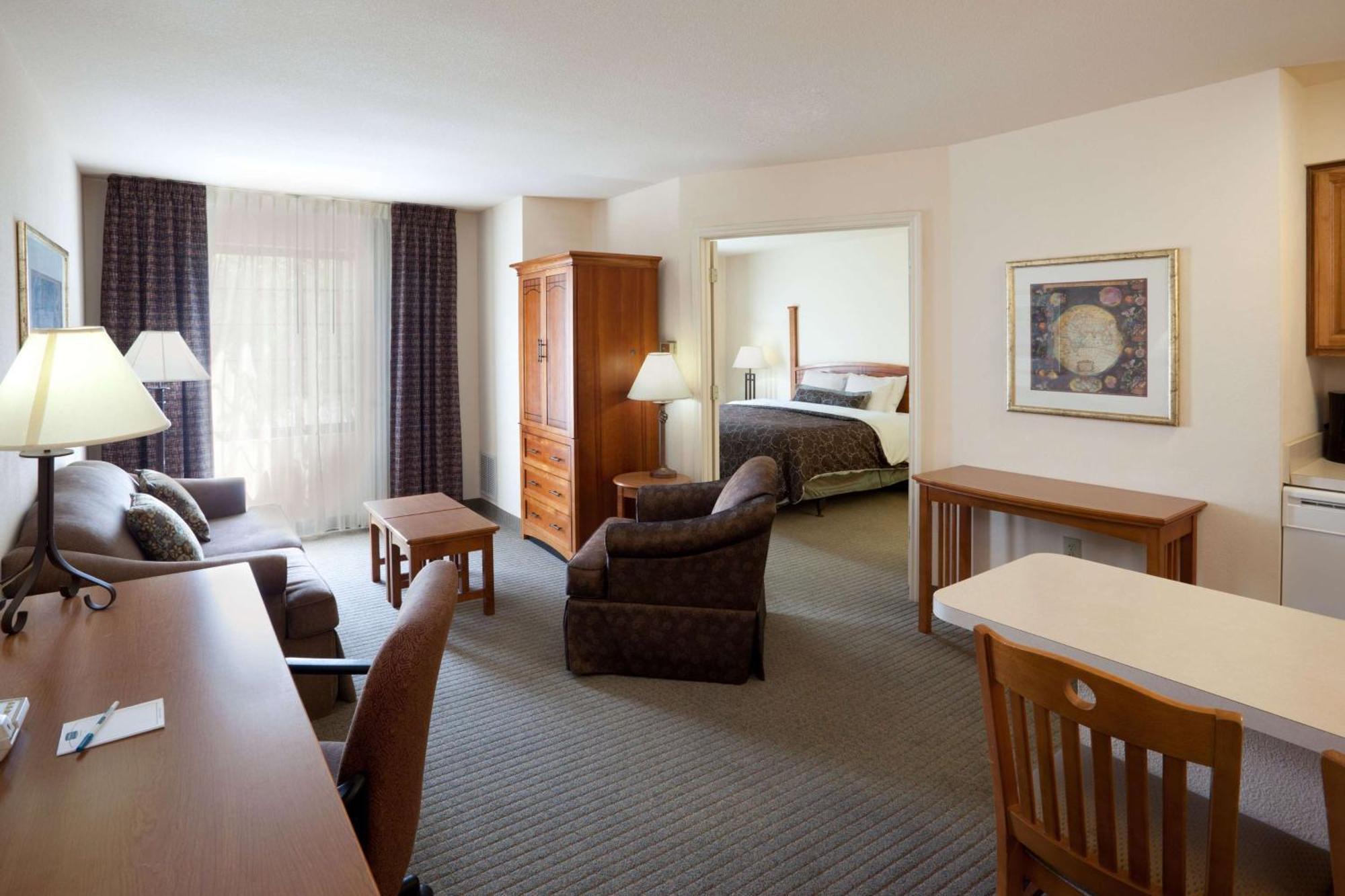 One-Bedroom Queen Suite with Bathtub - Mobility Accessible