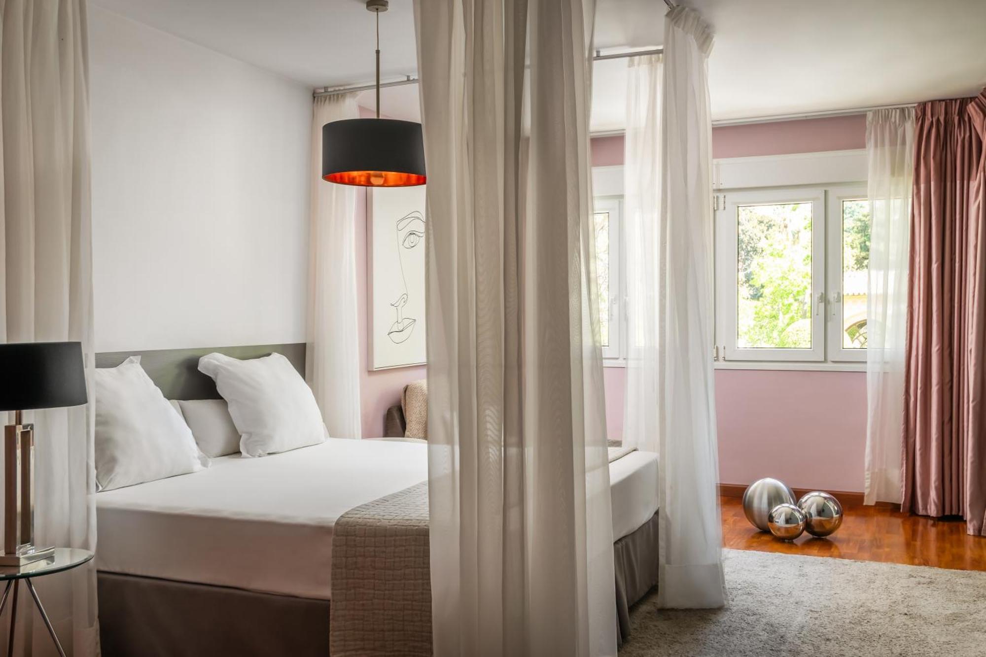 Suite (Second Floor)