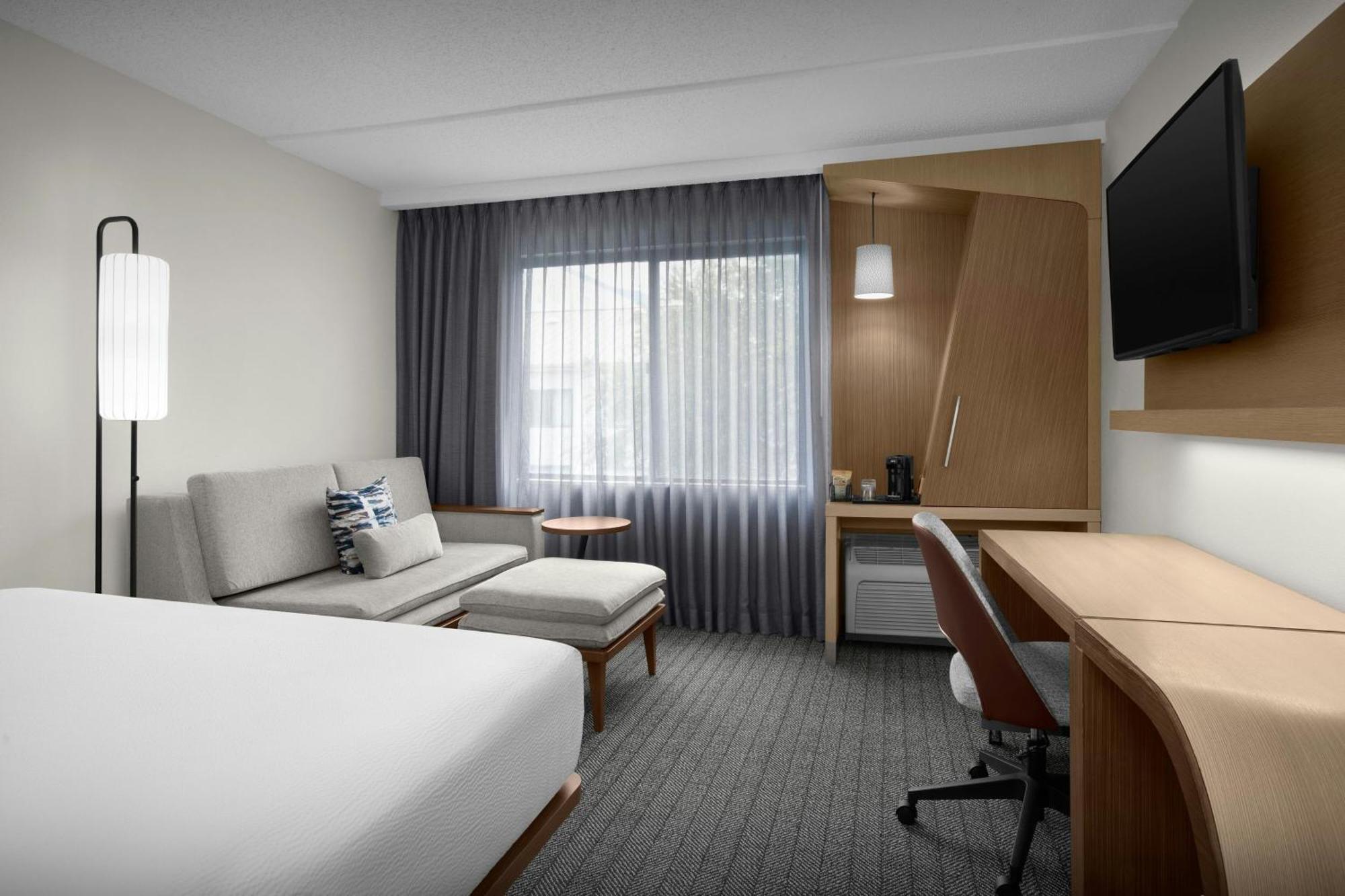 King Room with Bathtub and Sofa Bed - Mobility Access/Hearing Accessible
