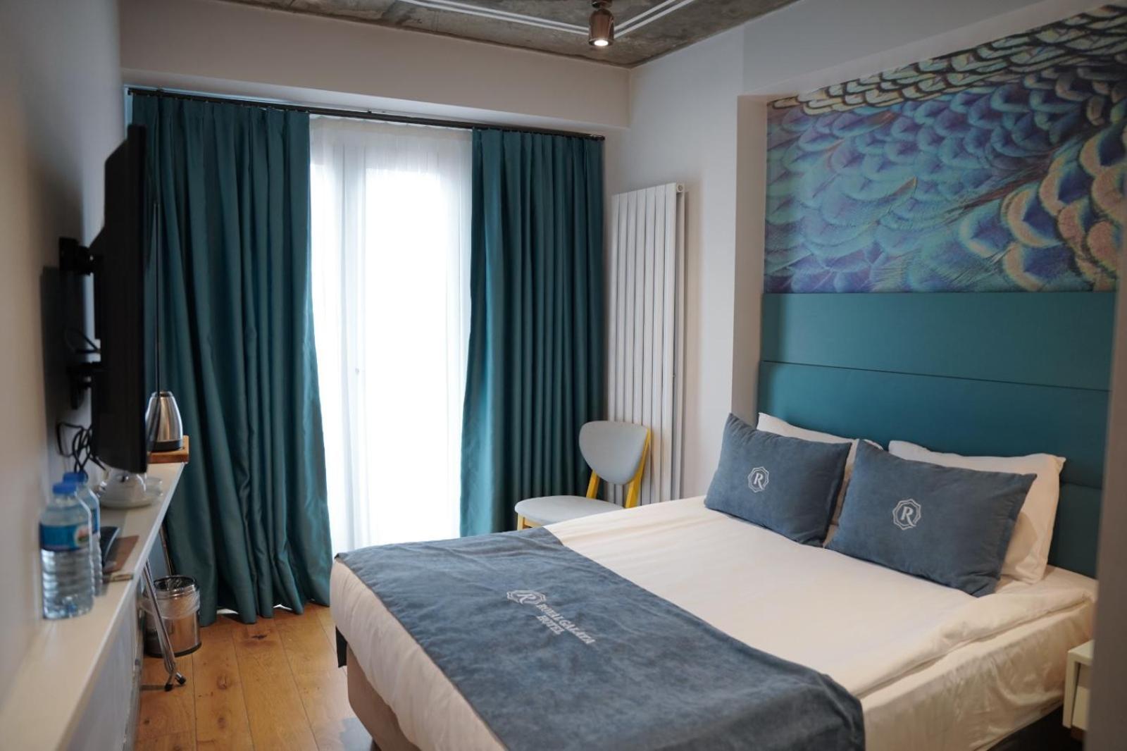 Deluxe Double Room with Side Sea View