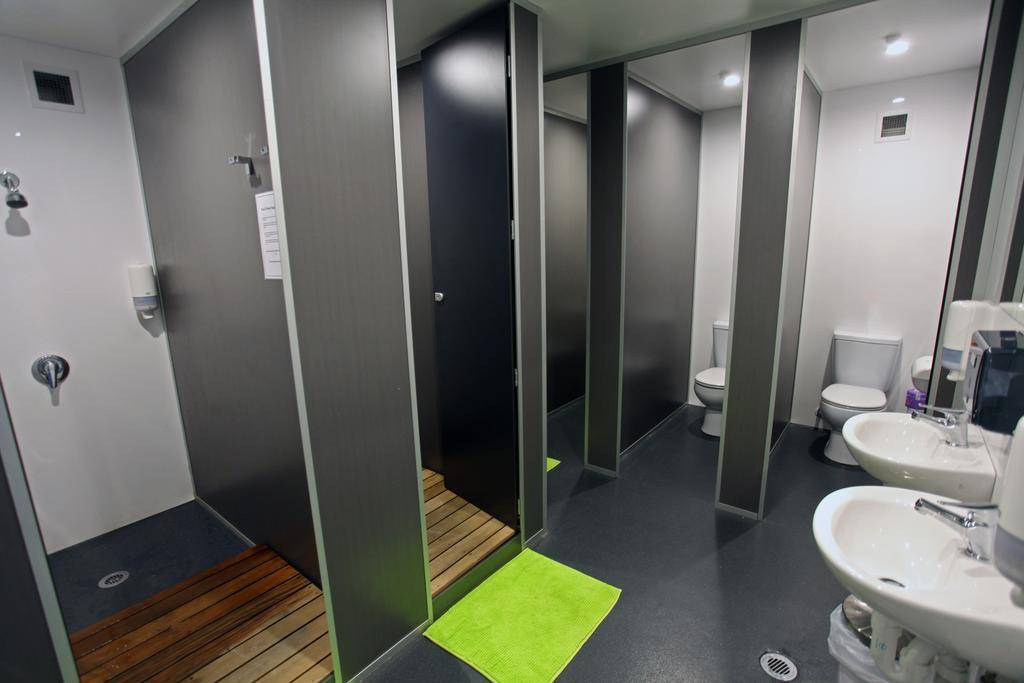 Single Bed in 6 Bed Room with Shared Bathroom