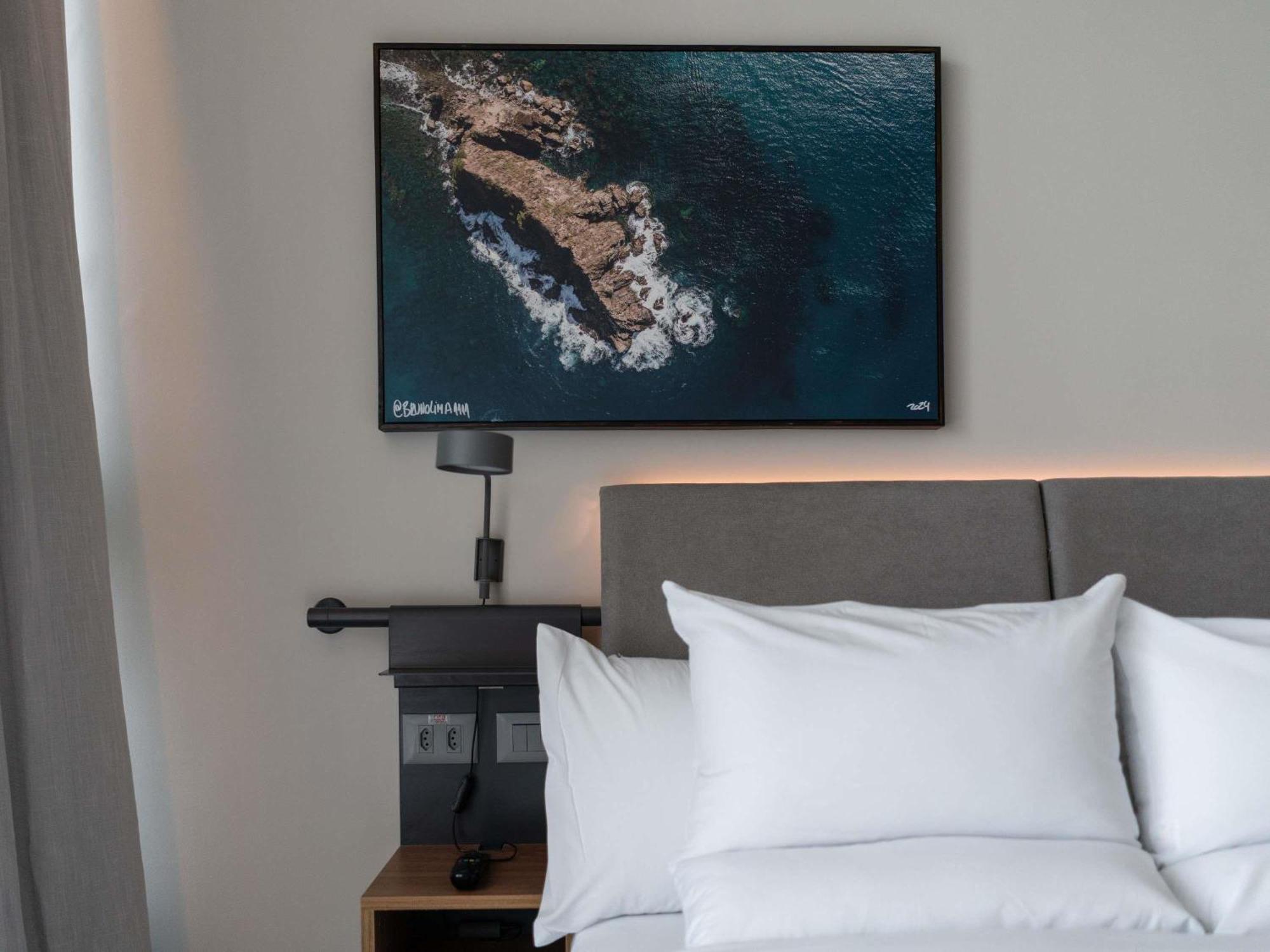 Executive Queen Apartment with Balcony and Sea View