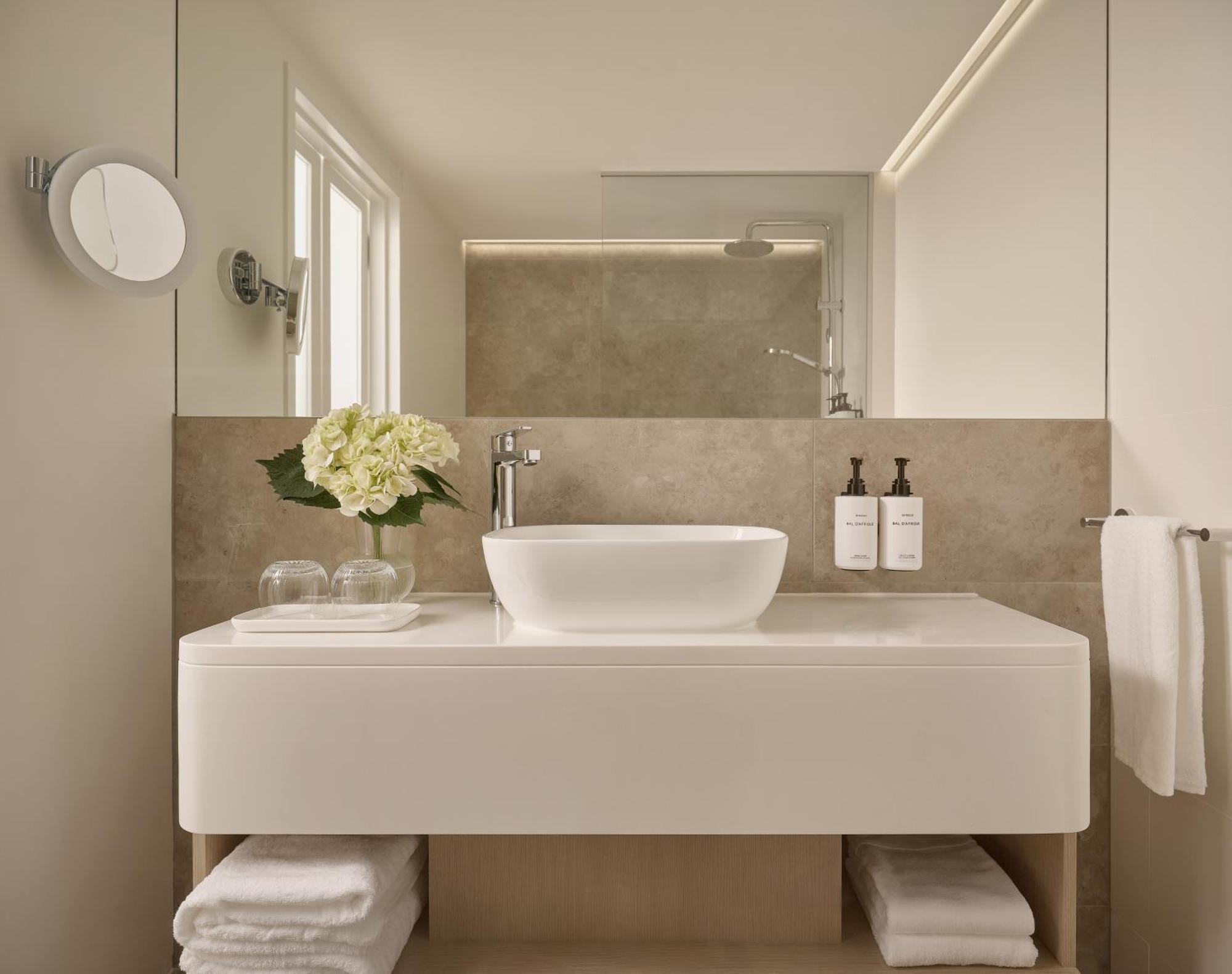 Junior King Suite with Ocean Front - Club Lounge Access