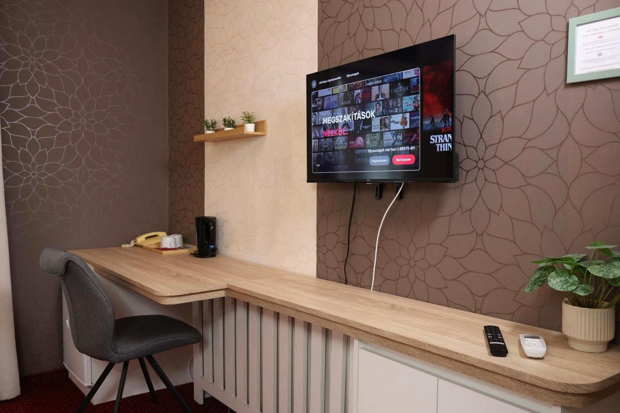 Standard Queen Room