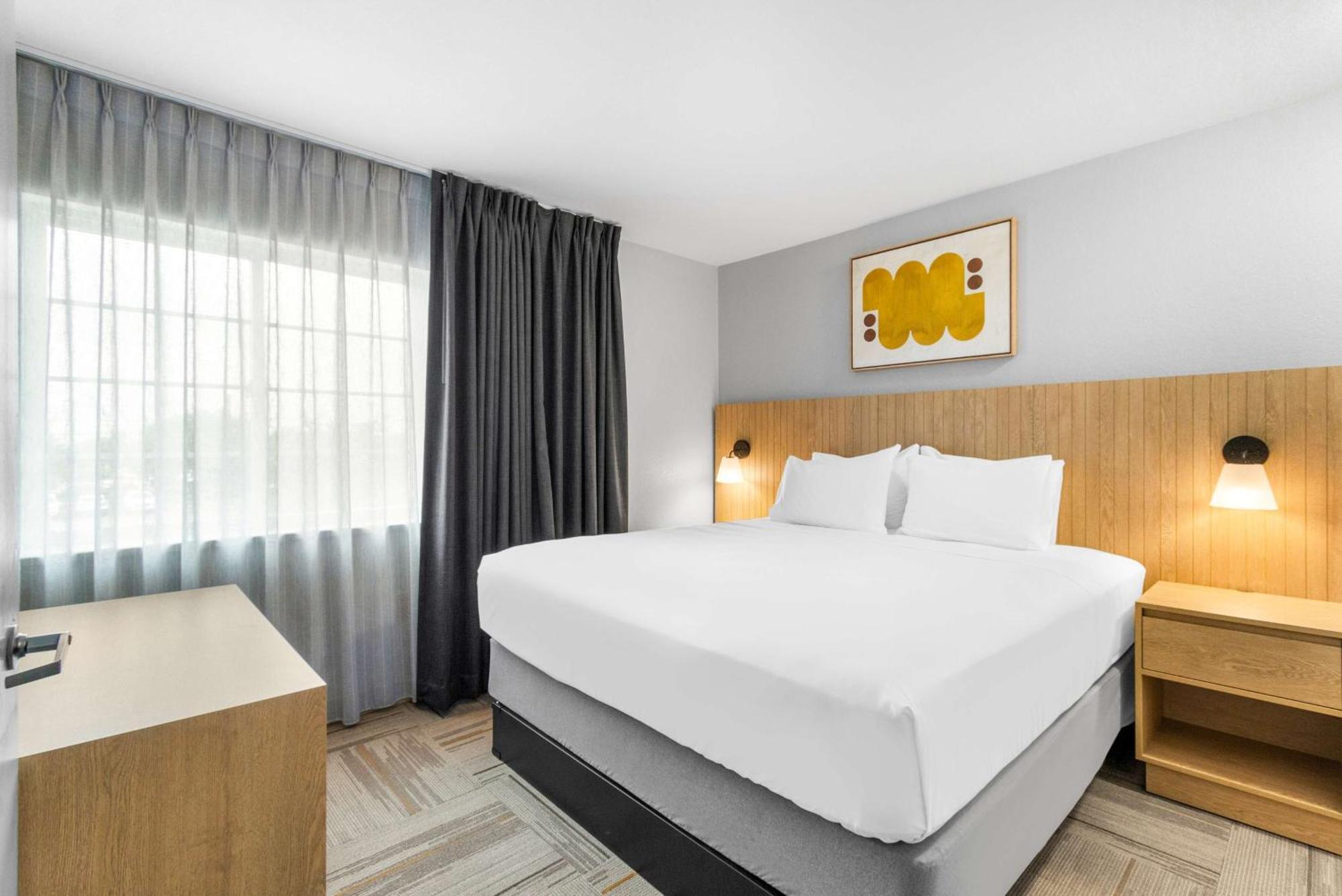 One-Bedroom Queen Suite with Bathtub - Mobility Accessible