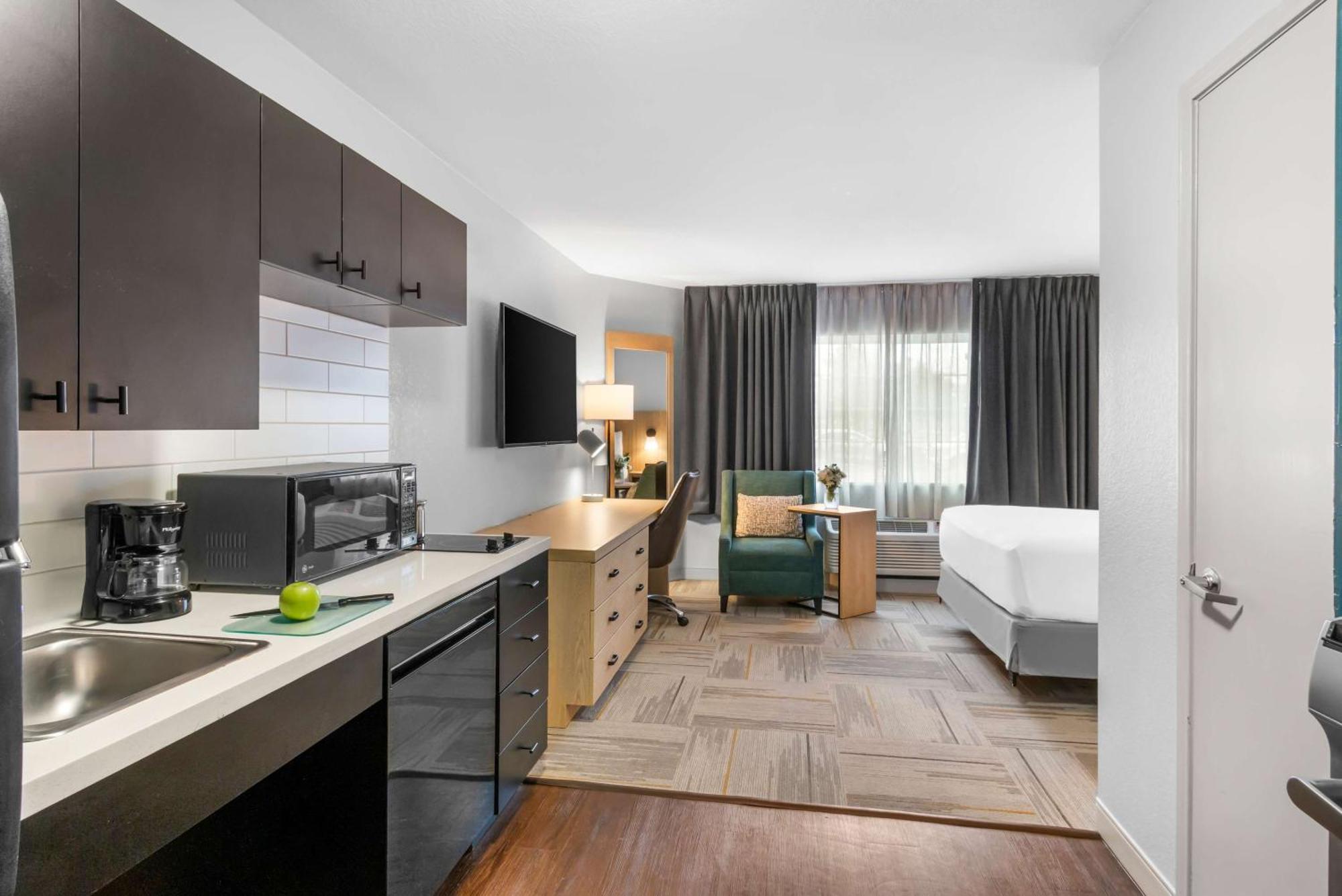 Queen Studio Suite with Bathtub - Mobility Accessible