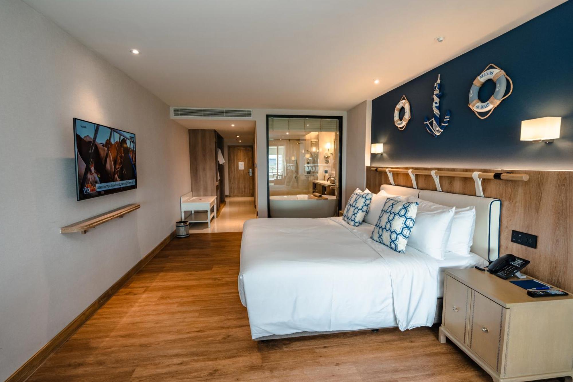 King Bed Premier Daybed Balcony