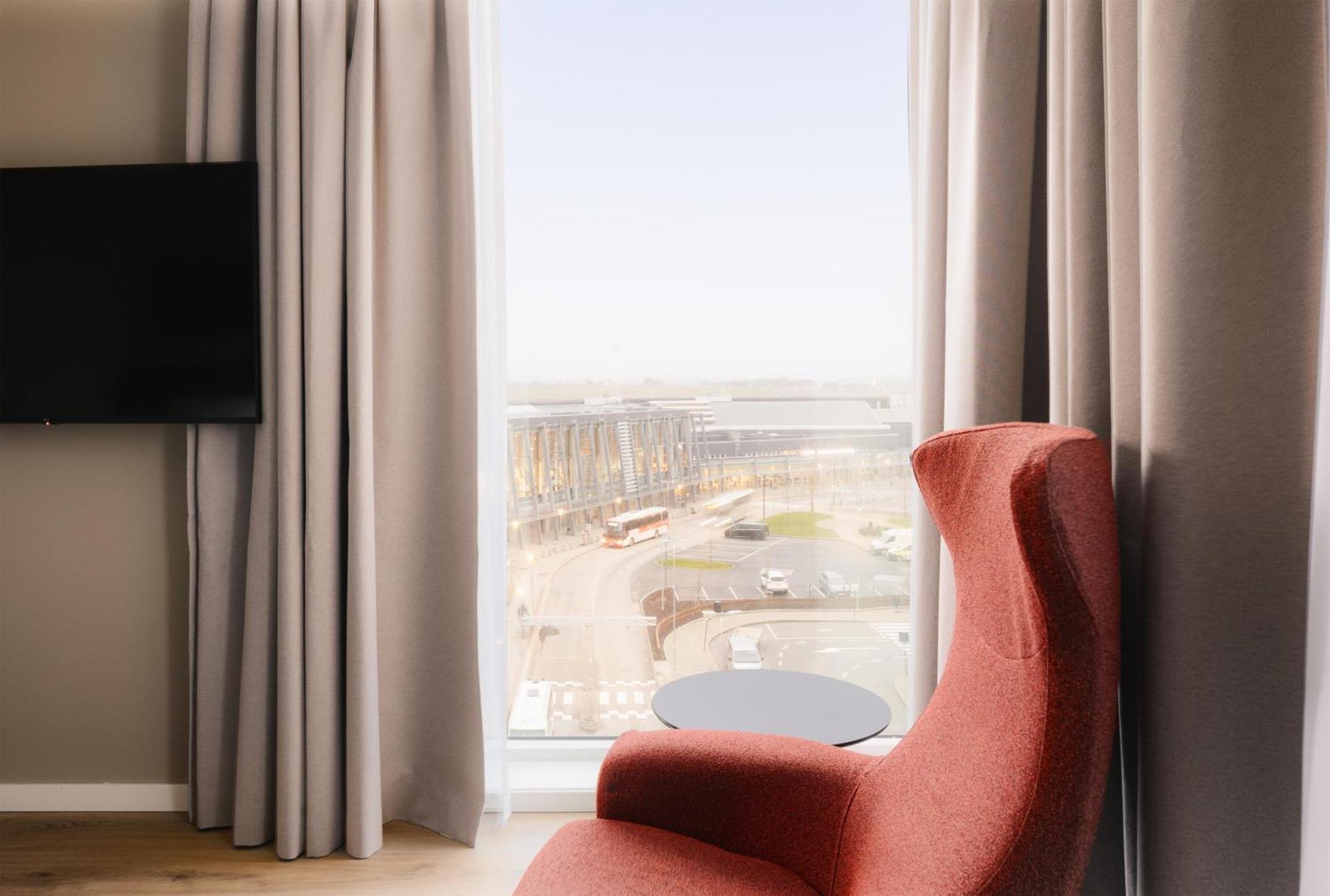 Superior King Room with Airport View