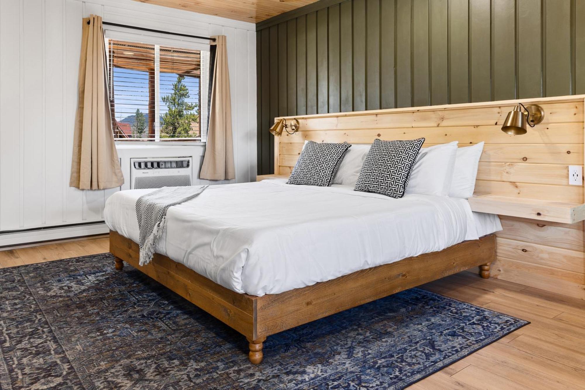 Standard Room with King Bed, Balcony