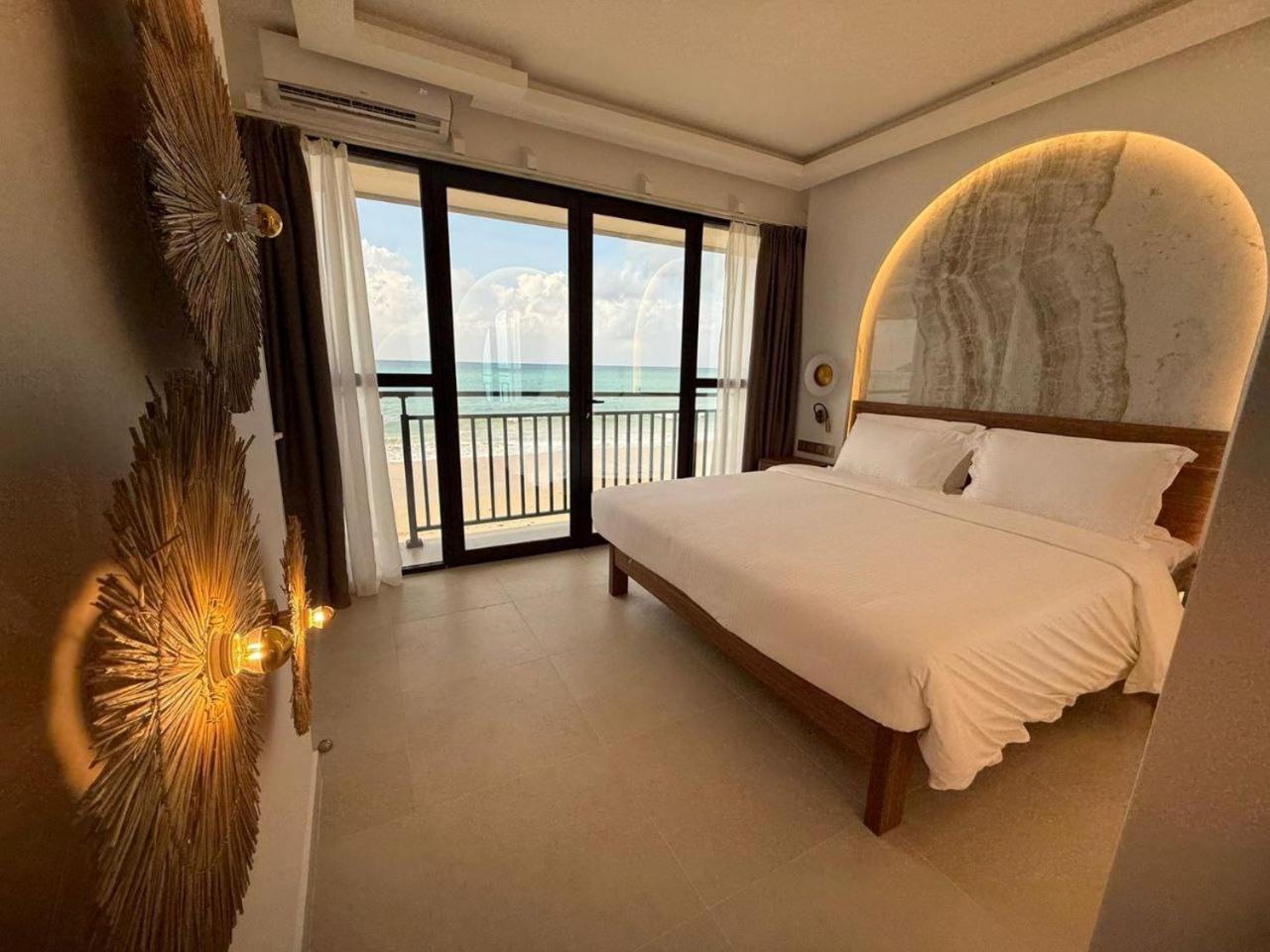 Signature Silhouette Honeymoon