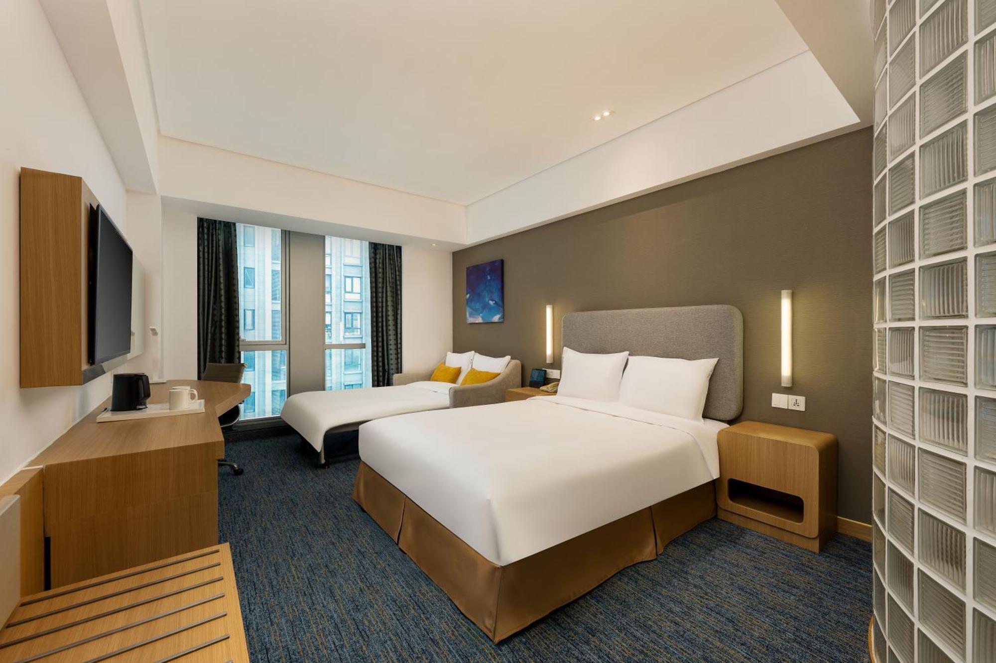 Standard Queen Room with Sofa Bed - Non-Smoking